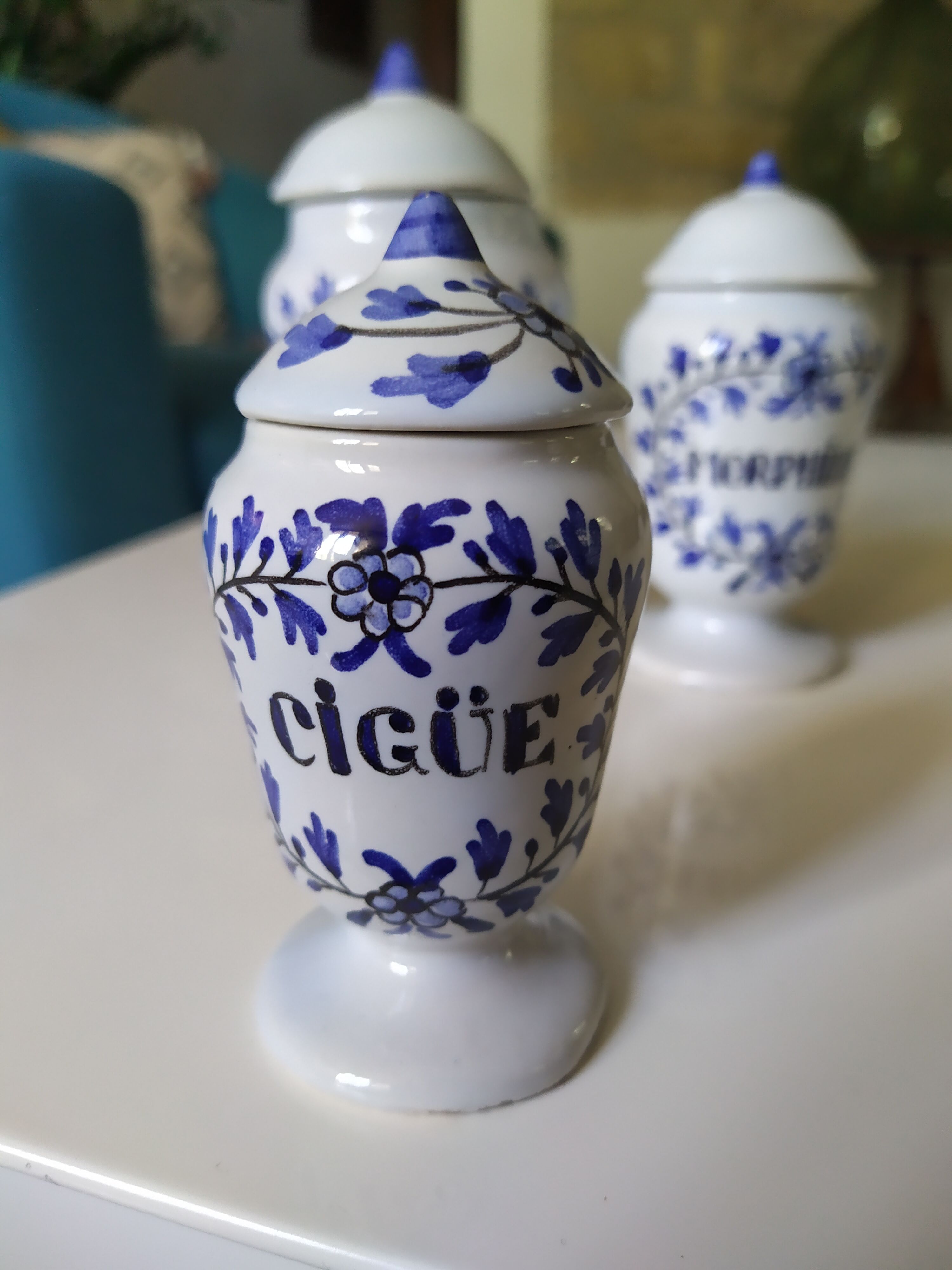 Batch of Delft aphoticaria pots