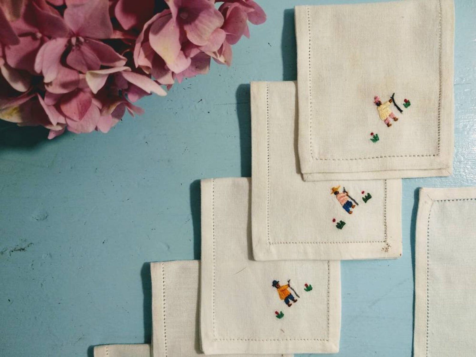 Pocket with 6 embroidered napkins