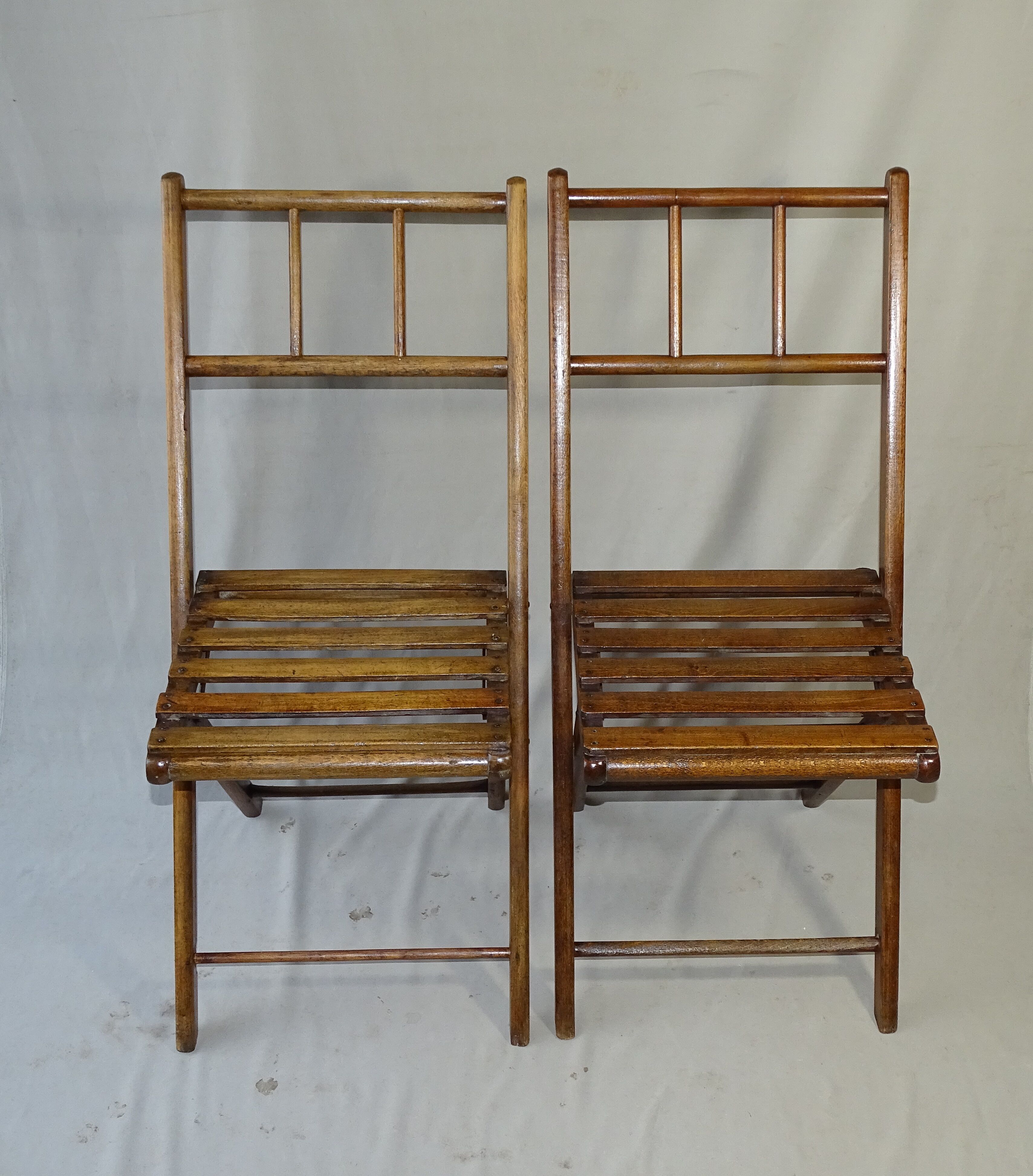 Pair of folding chairs 1950 sitting with blades