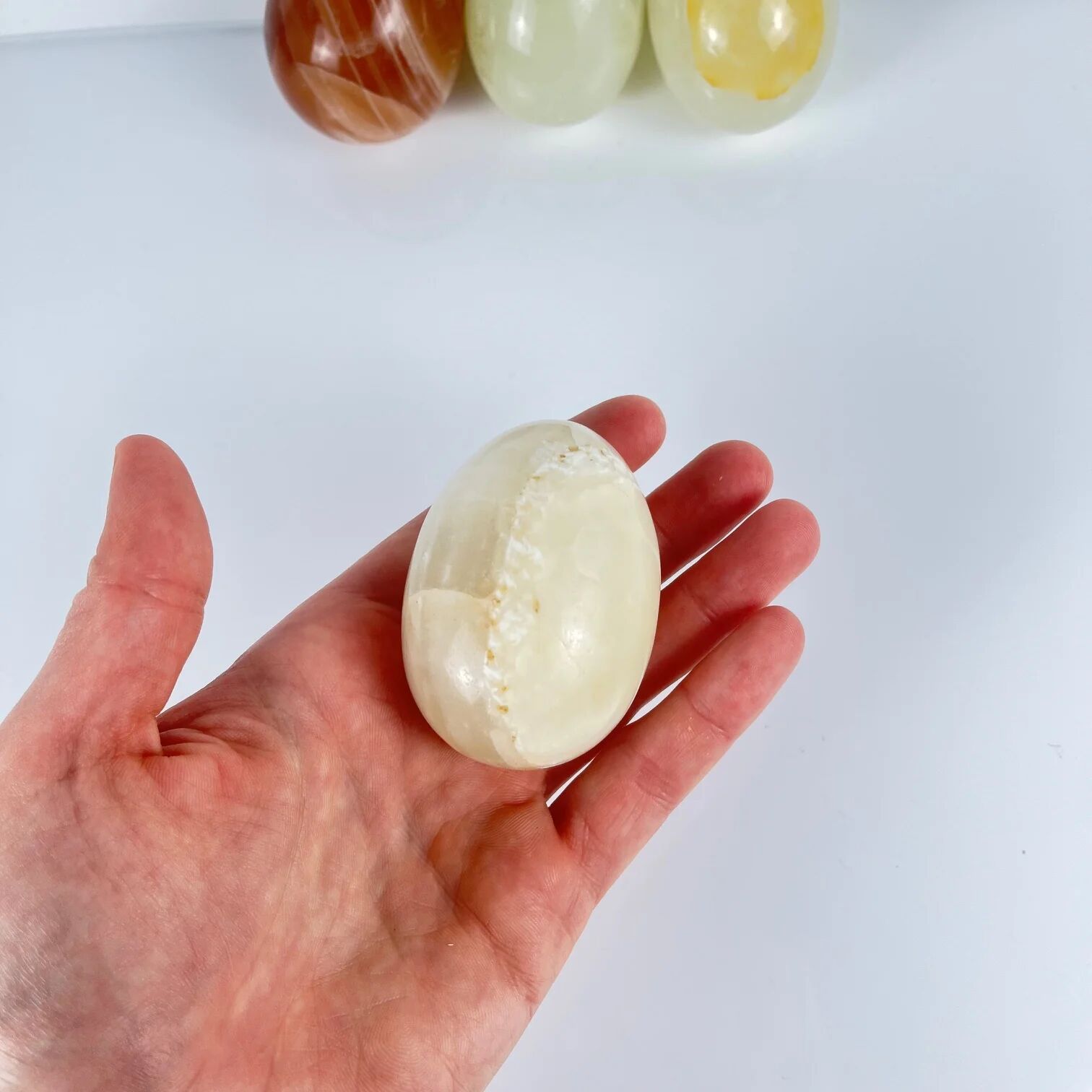 Set of vintage decorative eggs in translucent veined onyx, 1970s