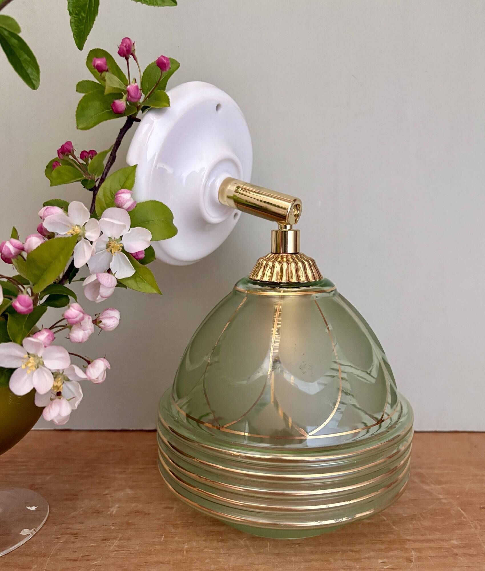 Vintage art deco tulip wall lamp in green and gold glass