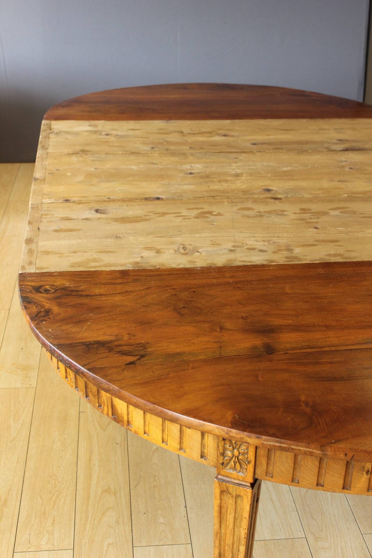 Louis XVI belt table with extensions in walnut, 19th century.