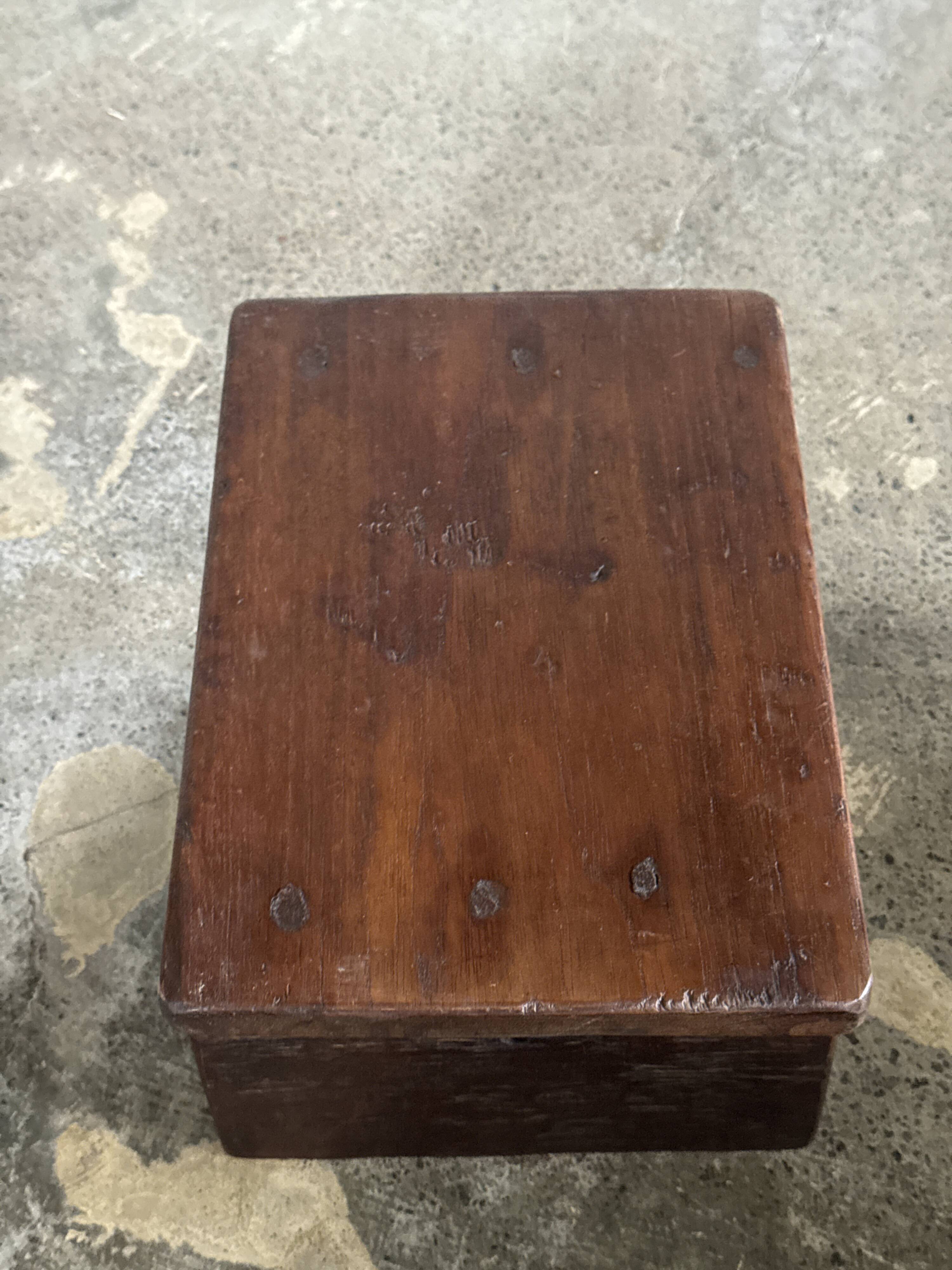 Small auxiliary stool in upcycled teak with traces of green chrome on the leg.
