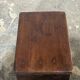 Petit tabouret d'appoint en teck upcyclé traces de chromie verte pied