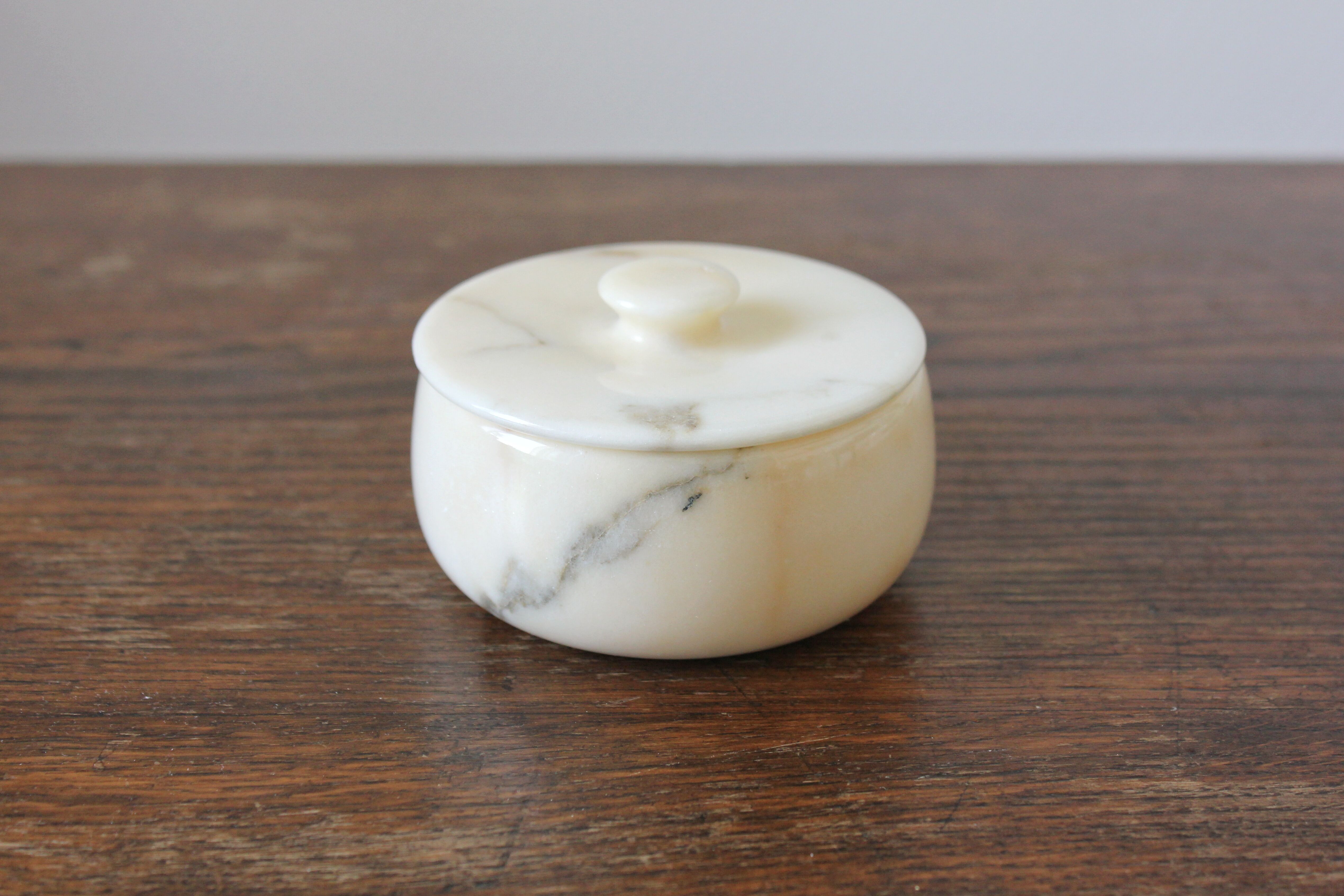 Round box in vintage beige marble