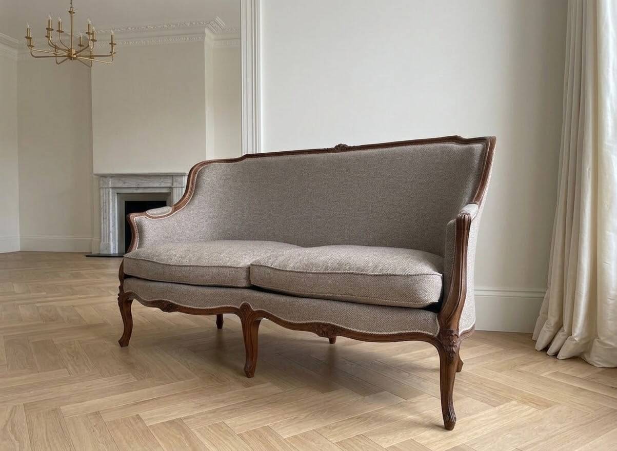 Classic living room set: 2/3-seater sofa in dark wood fabric.