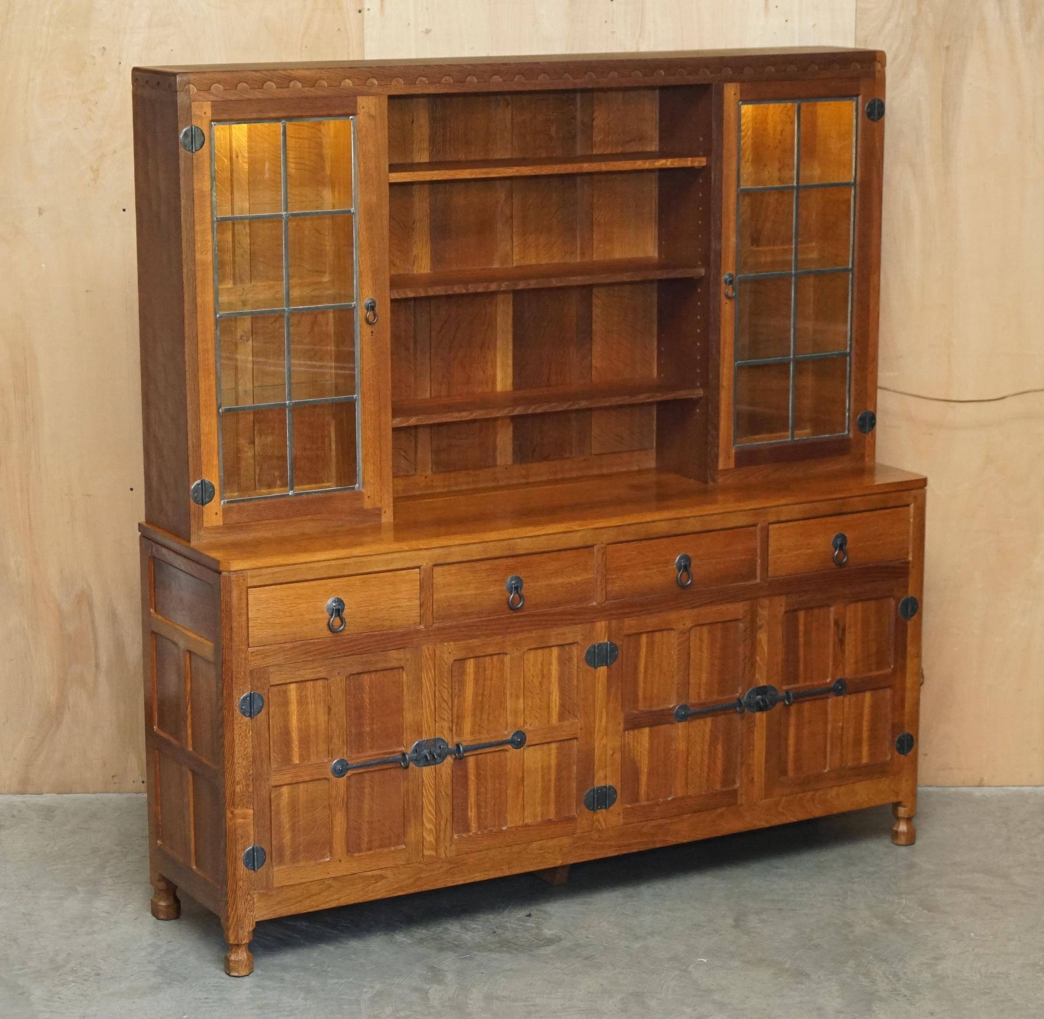 Buffet vitrine vintage Robert Mouseman Thompson en chêne avec étagères et éclairage