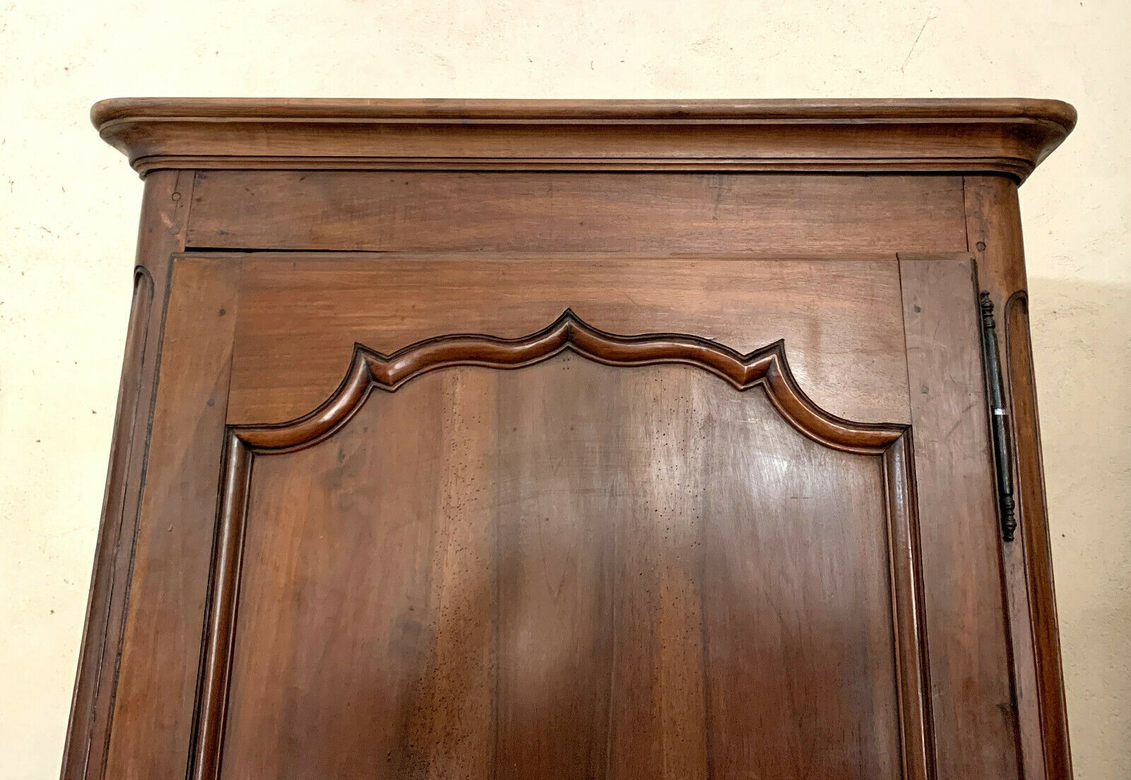 Louis XV bonnetière in solid walnut around 1800