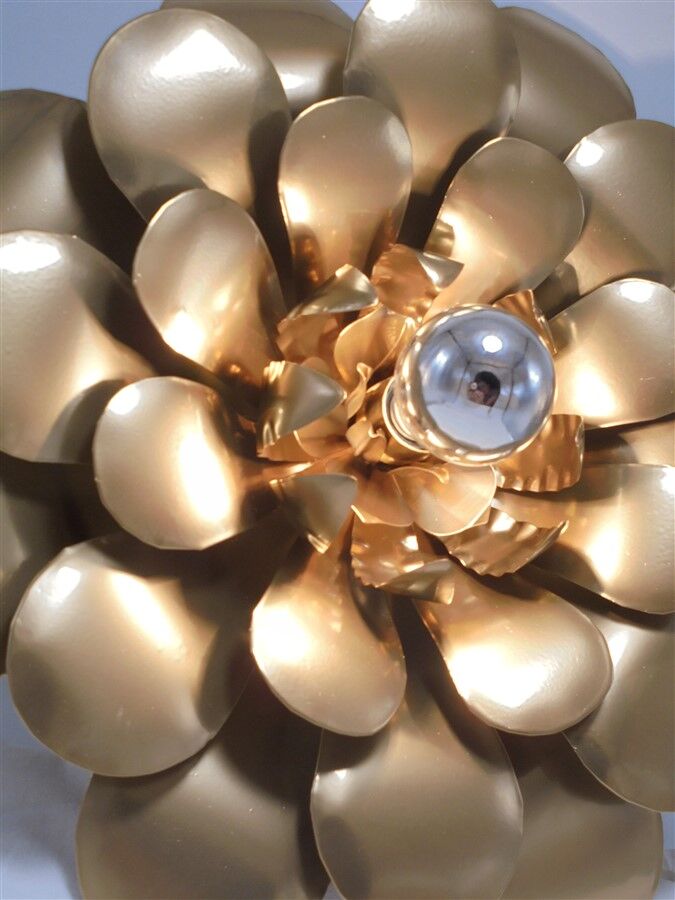 Flower-shaped wall lamp