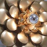 Flower-shaped wall lamp