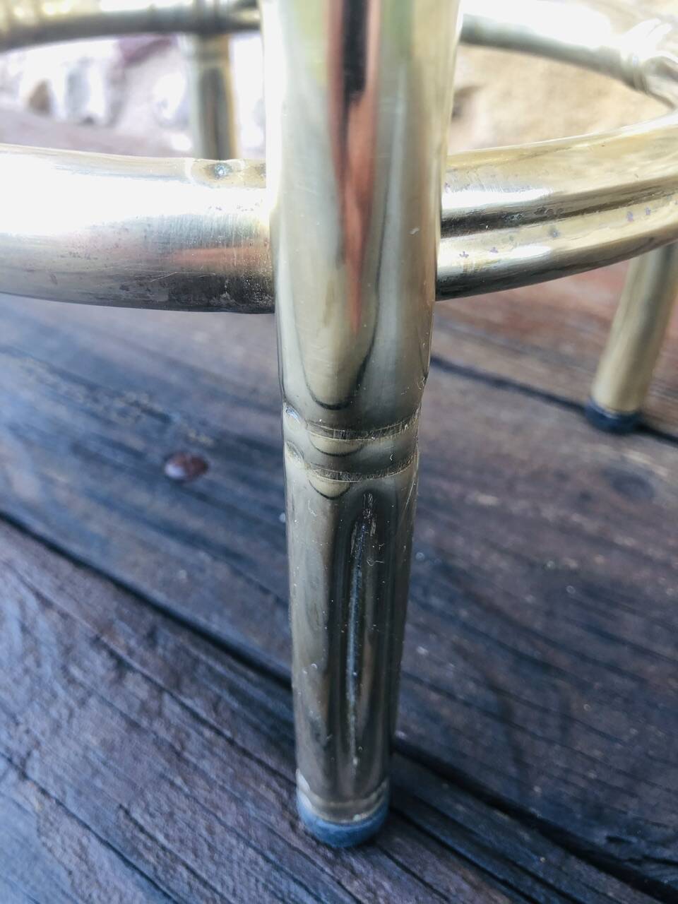 Vintage faux bamboo pedestal table in brass with 2 glass shelves