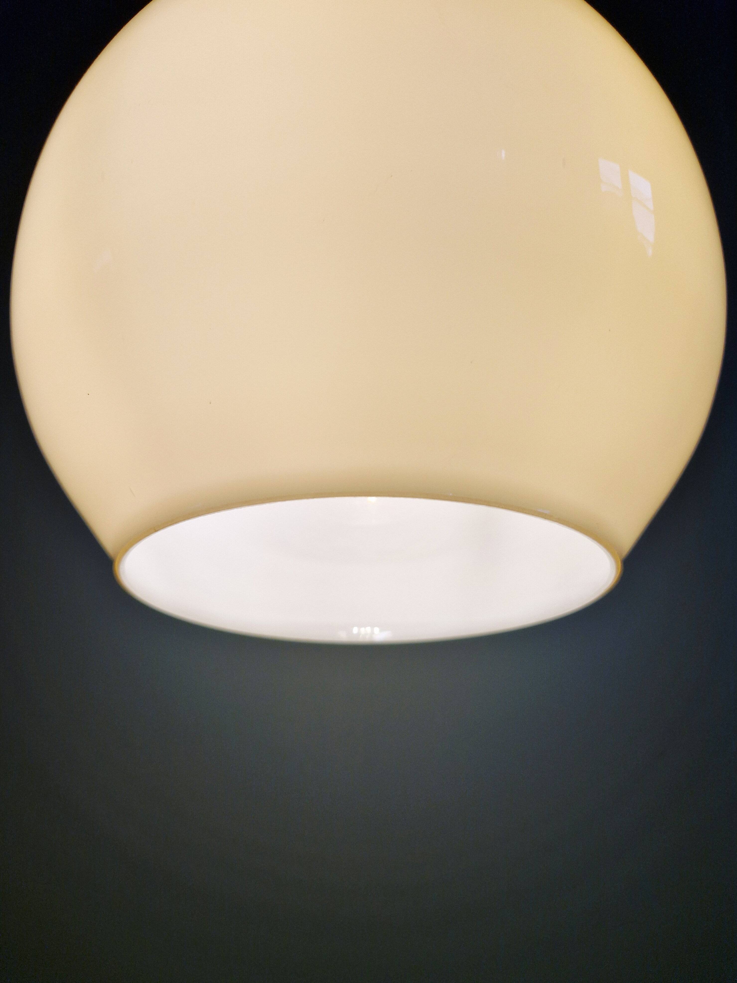 Scandinavian bulbous pendant light in yellow opaline, 1960.
