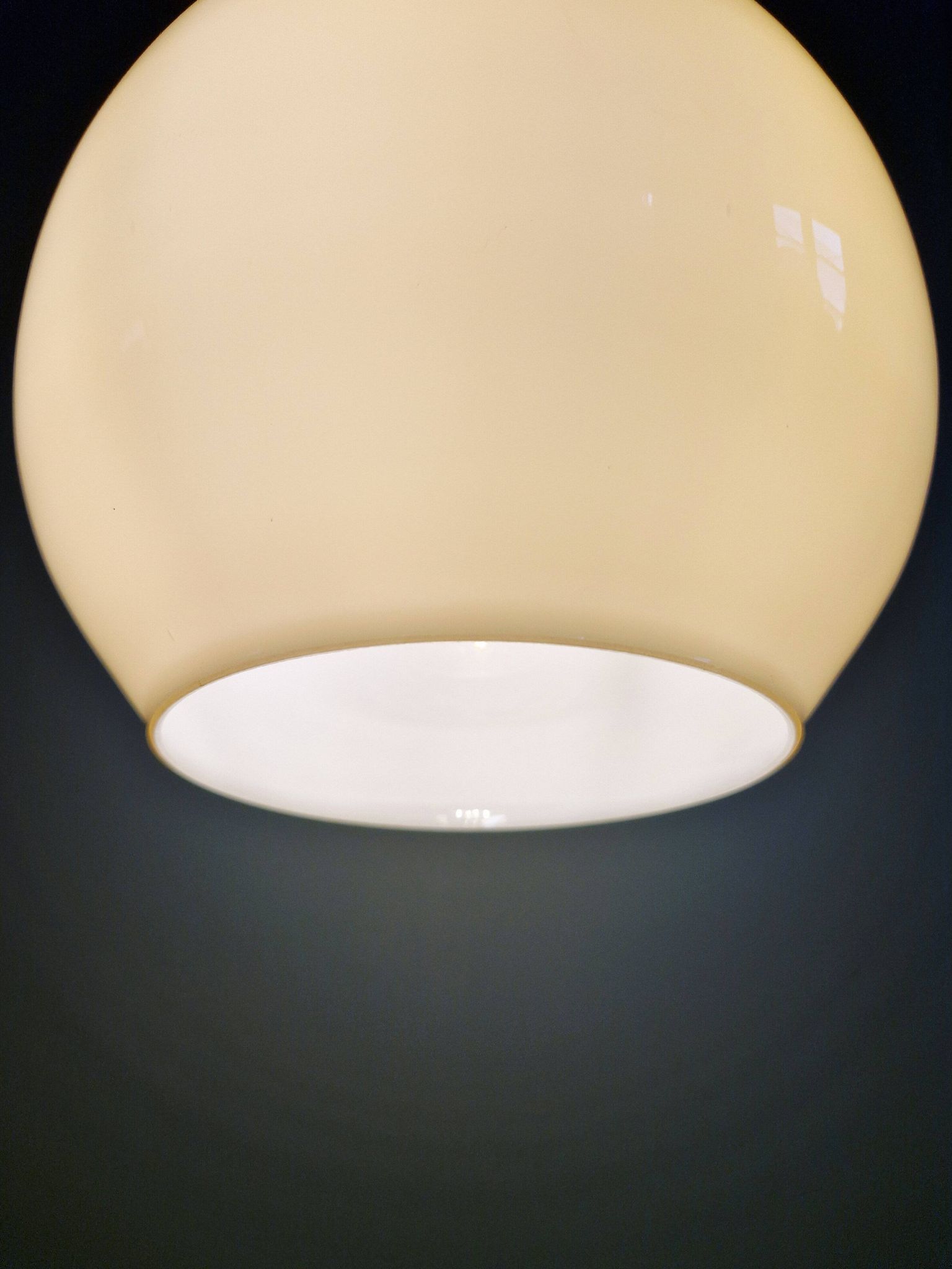 Suspension scandinave bulbeuse en opaline jaune, 1960