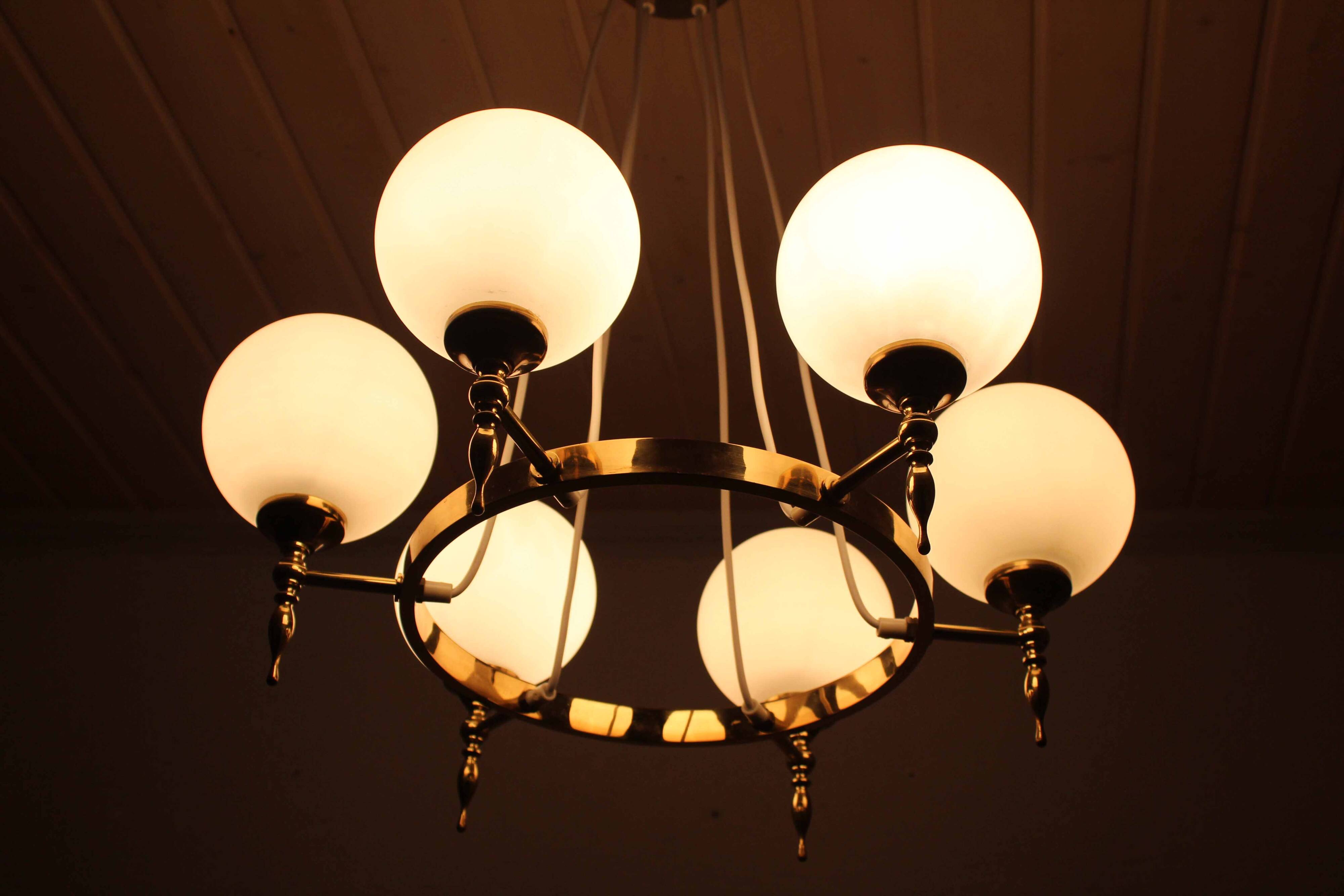Lustre en laiton années 70