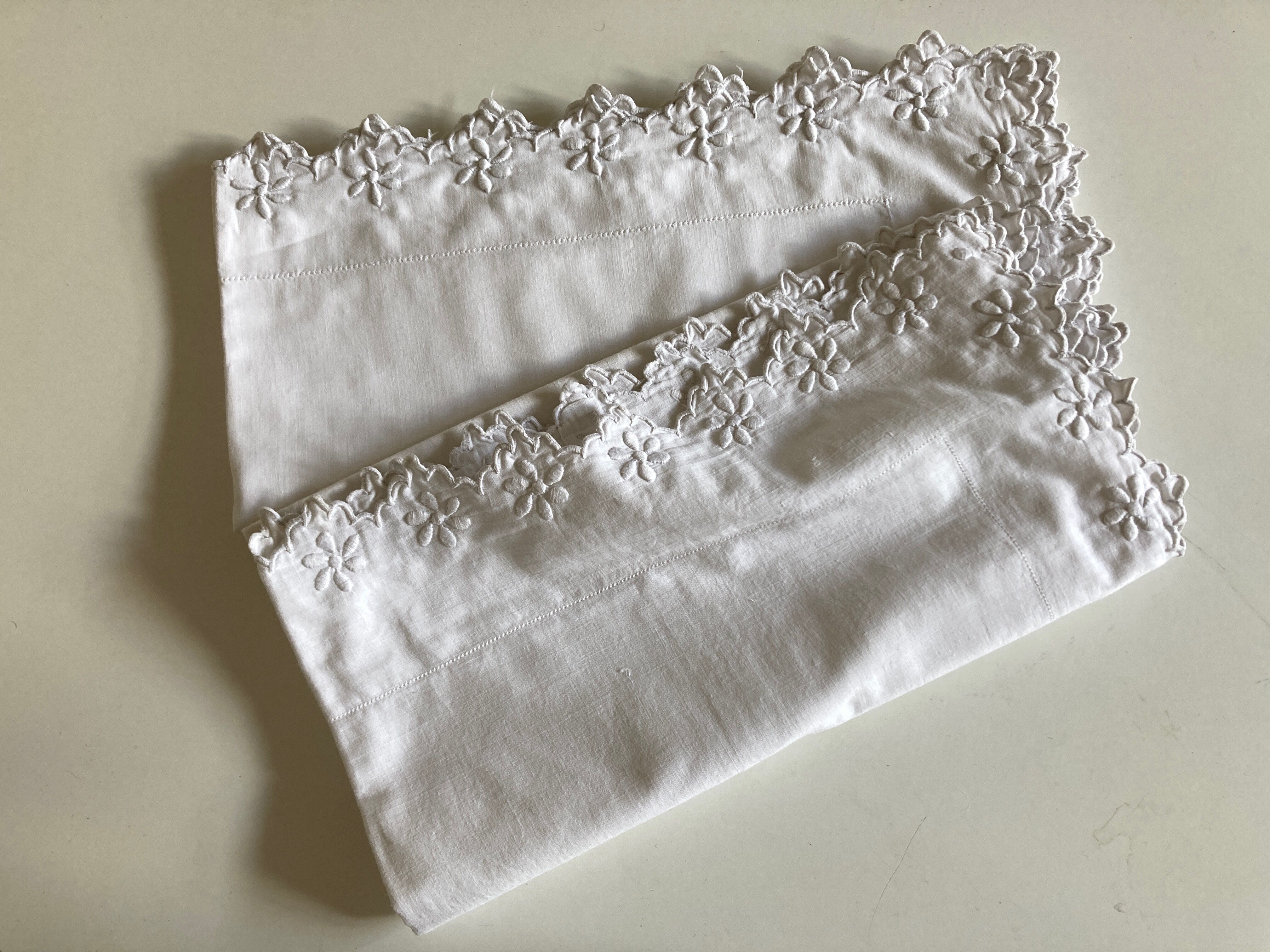 Pair of percale pillowcases embroidered festoons and daisies 1960