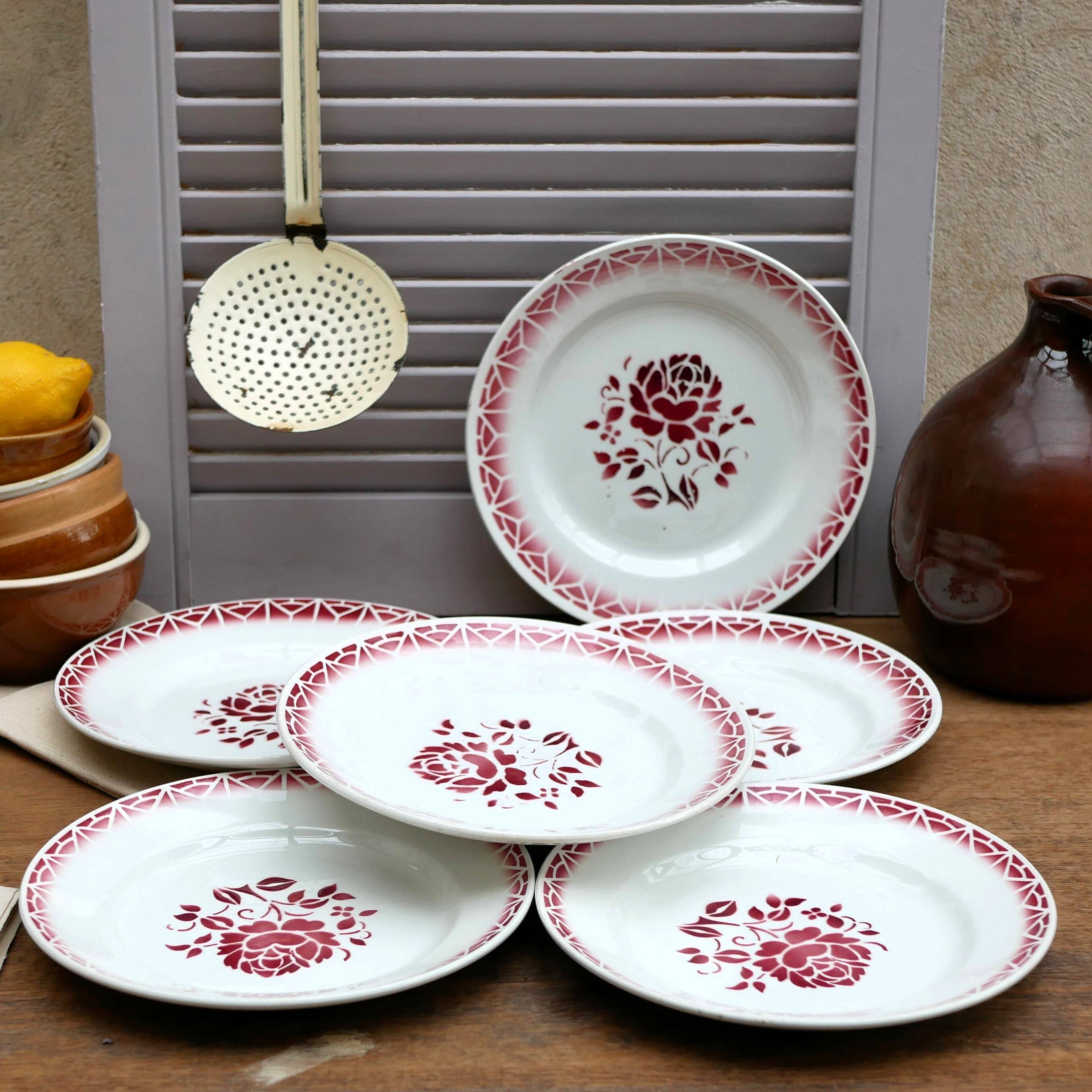 Ensemble de 6 assiettes Art Déco St Amand en grès rouge, motif "Nina"