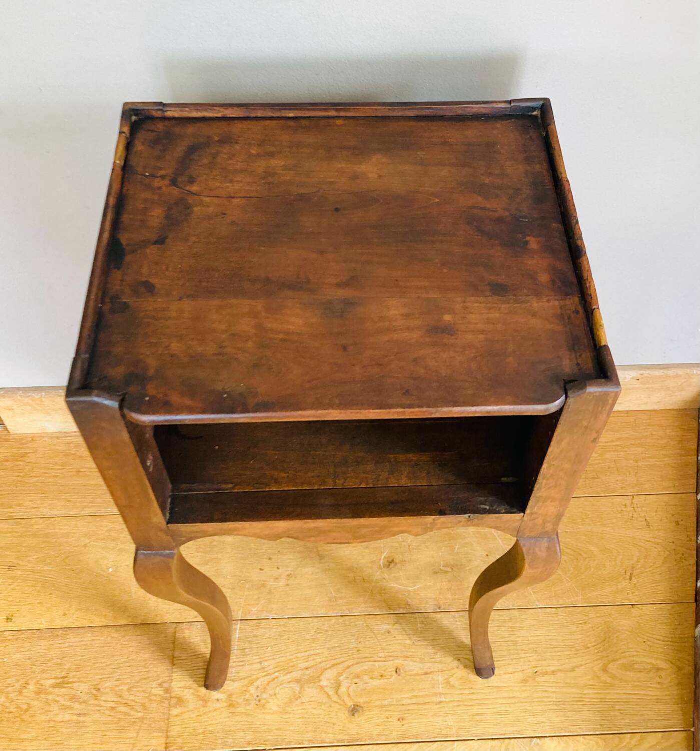 Louis XV bedside table or snack table, 18th century, quadrilobed side openings