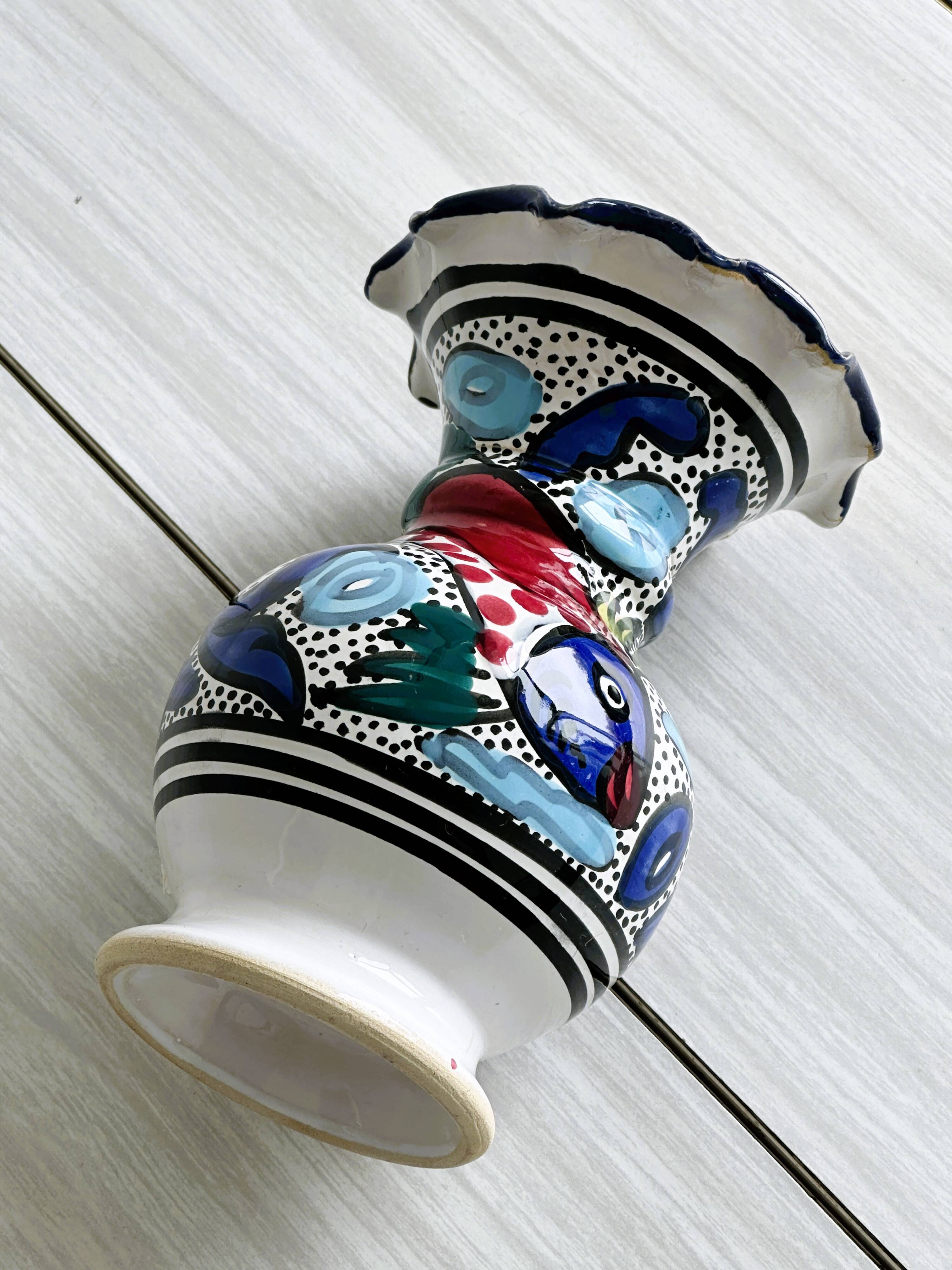 Petit vase peint à la main style Maghrébin.
