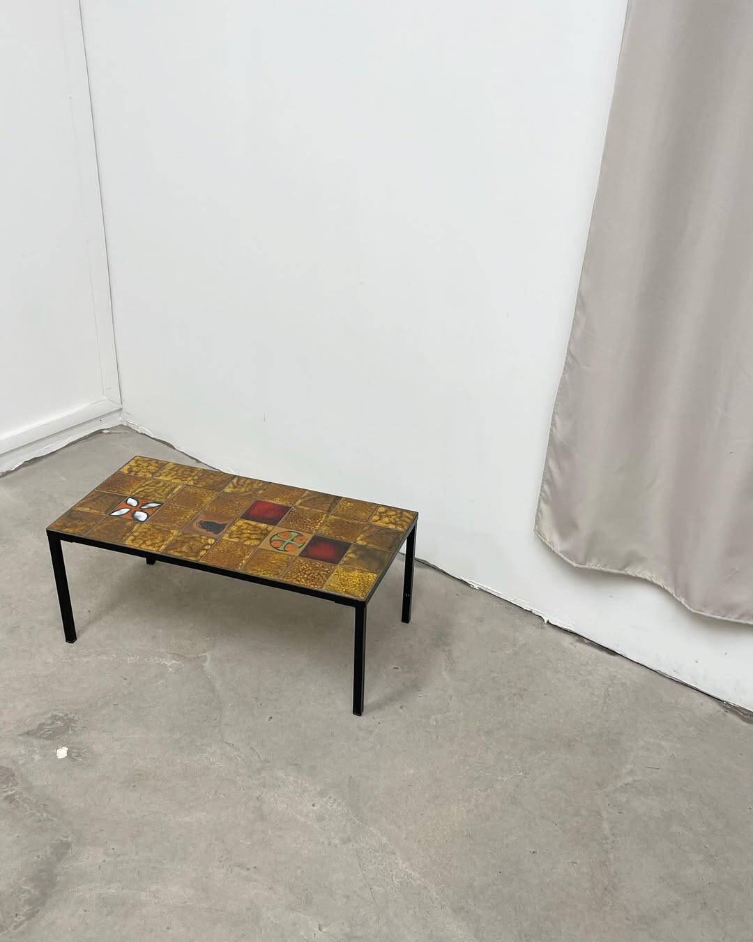 Coffee table in black metal and ceramic