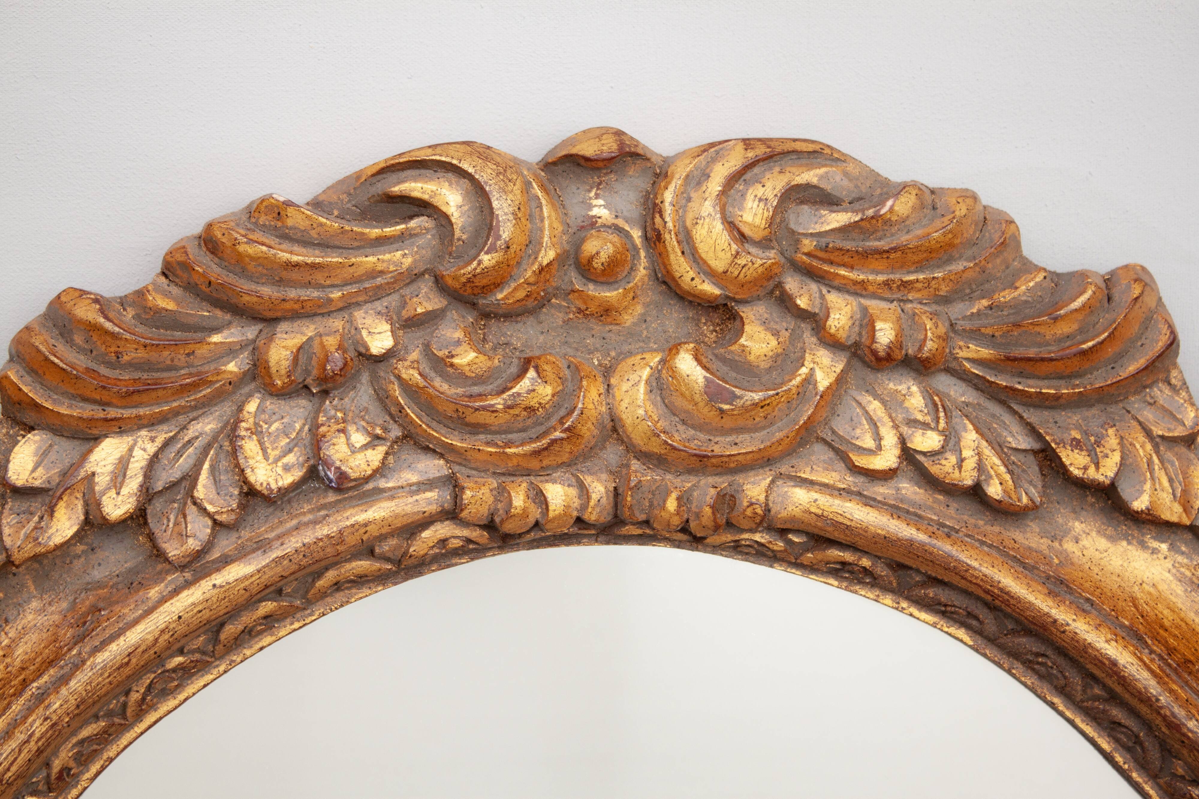 Oval mirror in gilded and carved wood. Vintage mirror. Wall mirror.