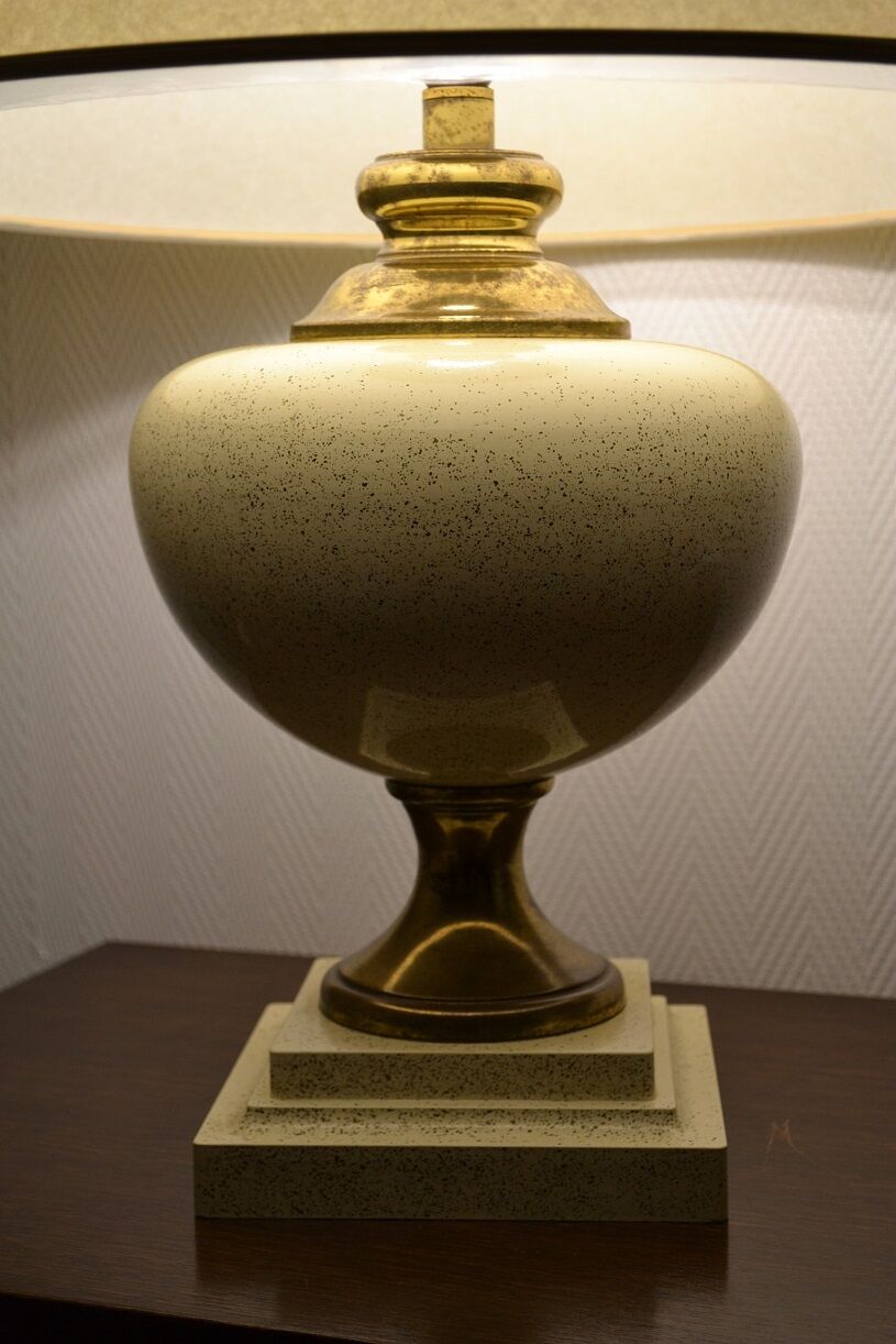 The dolphin "oricourt" table lamp