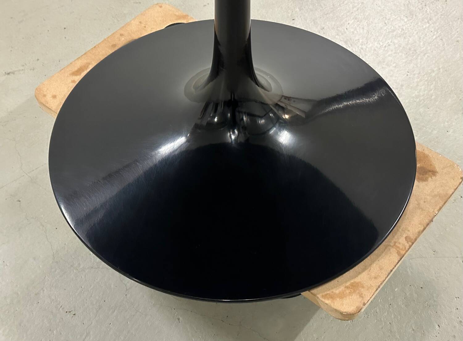 Eero Saarinen Tulip Dining Table by Knoll in black Marble