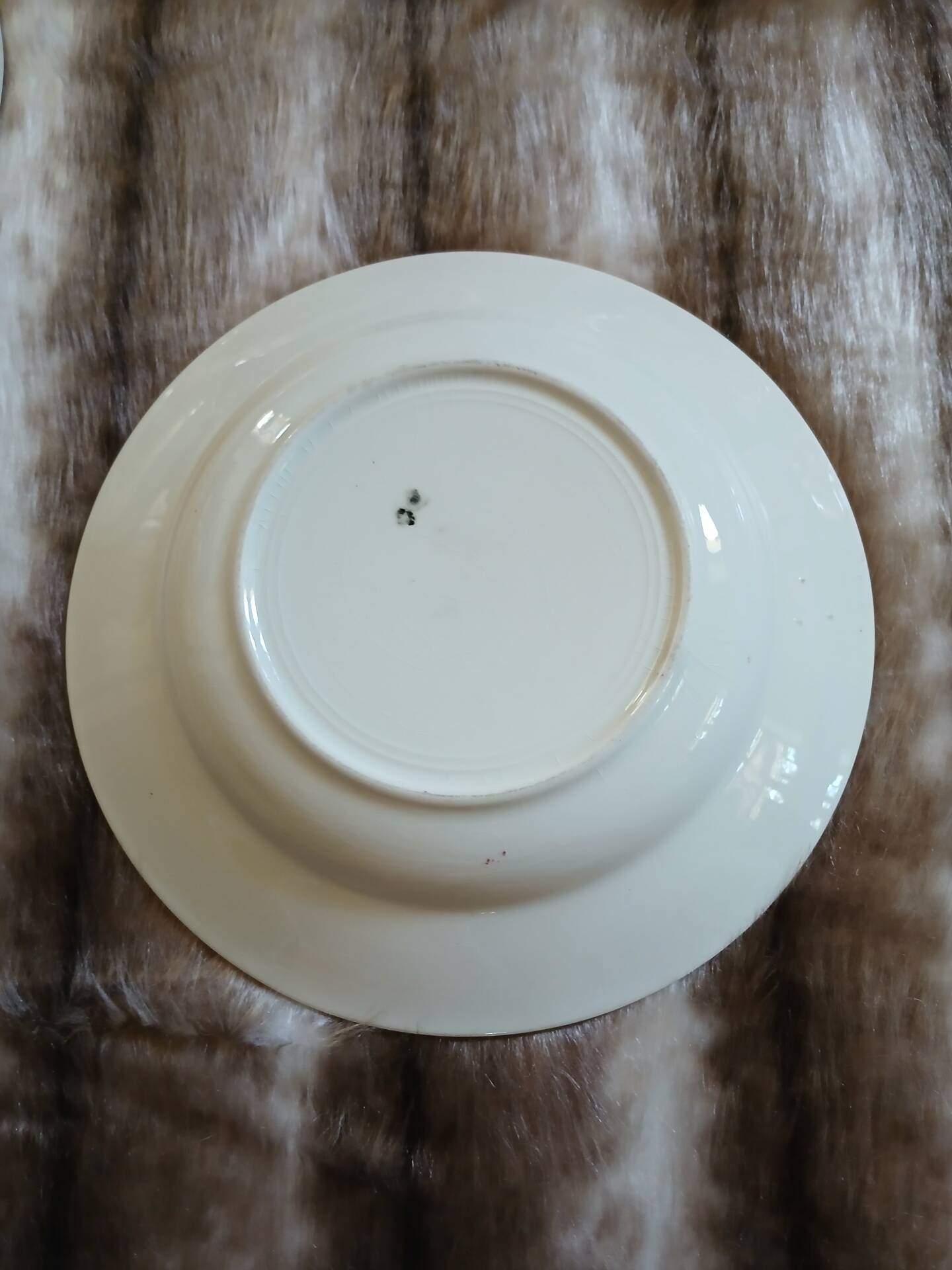 9 assiettes creuses anciennes dépareillées 