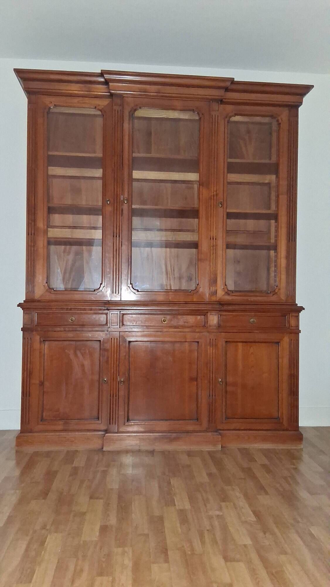 Bibliothèque vitrée en merisier