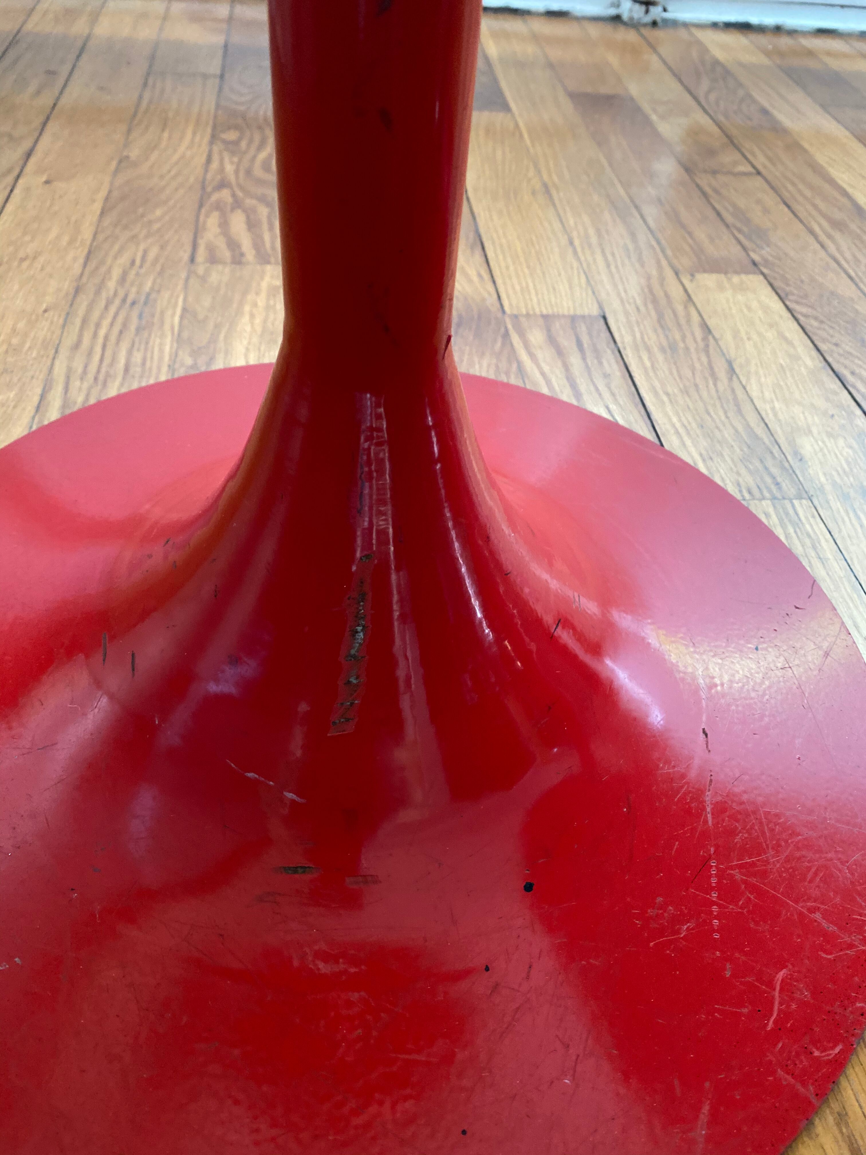 Pair of low tulip stools in red metal 1970