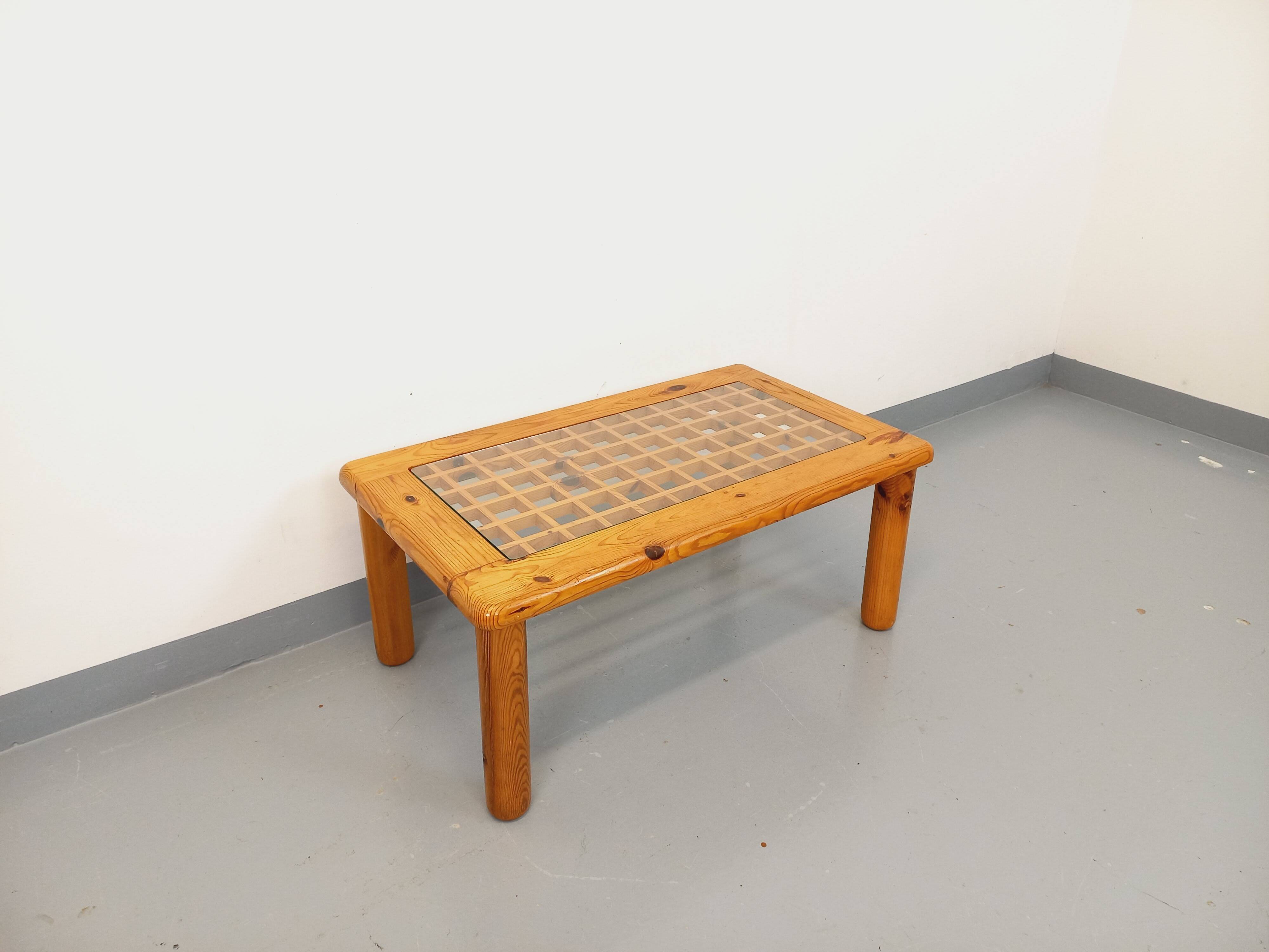 Vintage modernist coffee table in pine and glass from the 70s and 80s.