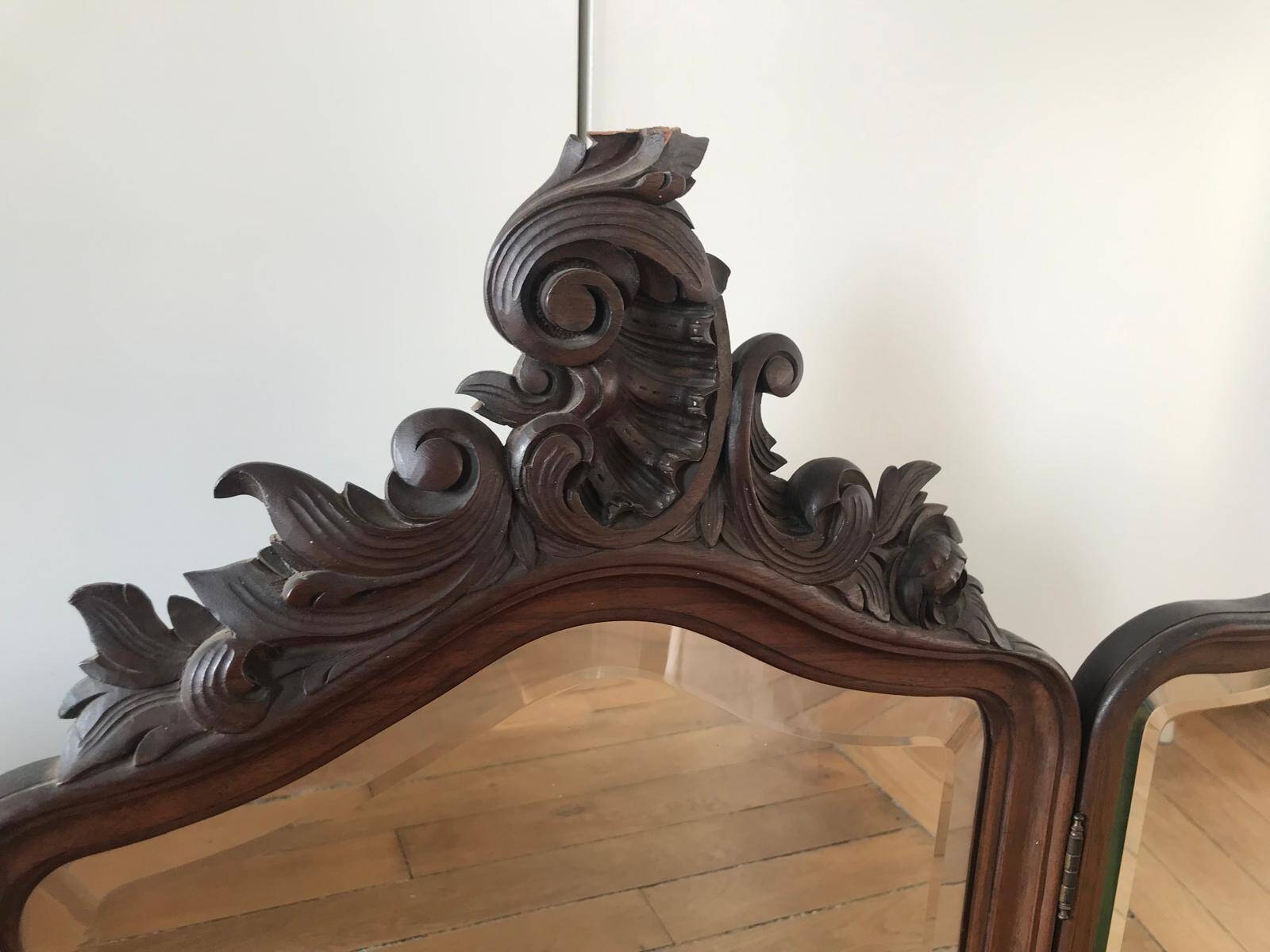 Triptych mirror dressing table