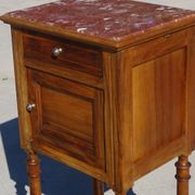Meuble de chevet en noyer et marbre de style Louis XVI