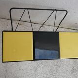 Porte-revues en métal noir et tablette carrelage jaune et noir