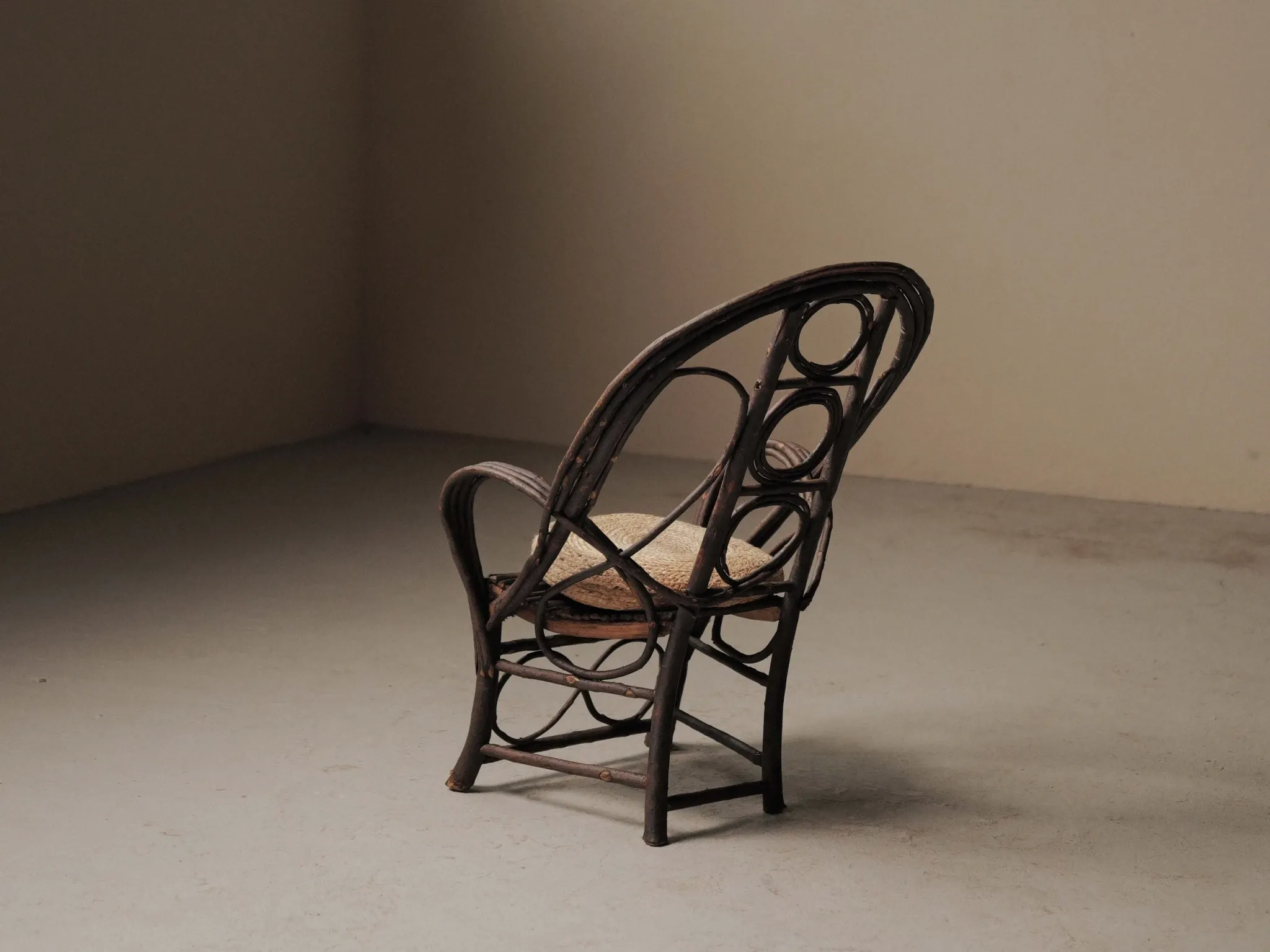 Fauteuil sculptural en bois courbé , Art Populaire, vers 1900