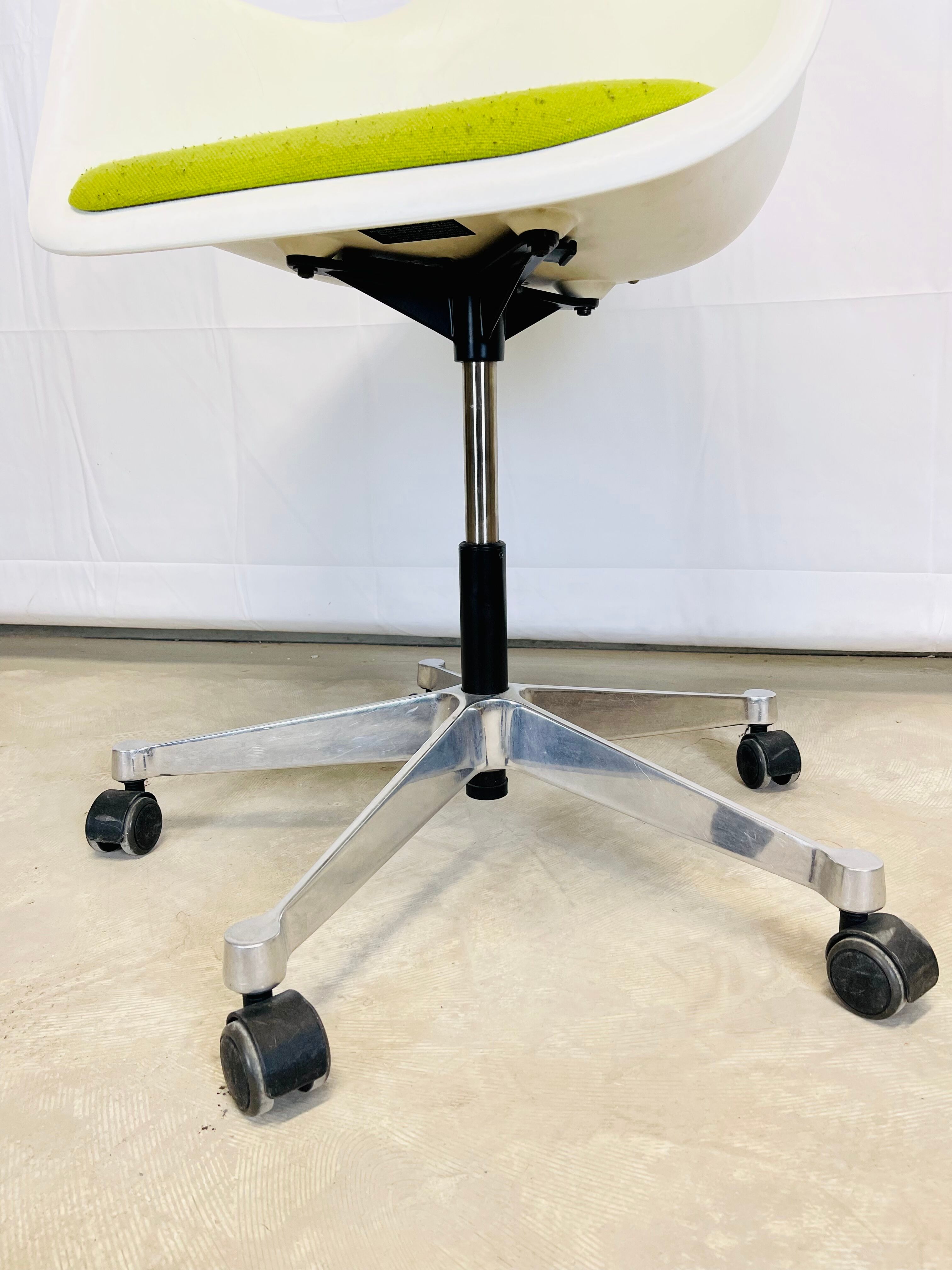 Fauteuil plastic armchair de Charles et Ray Eames édition Vitra