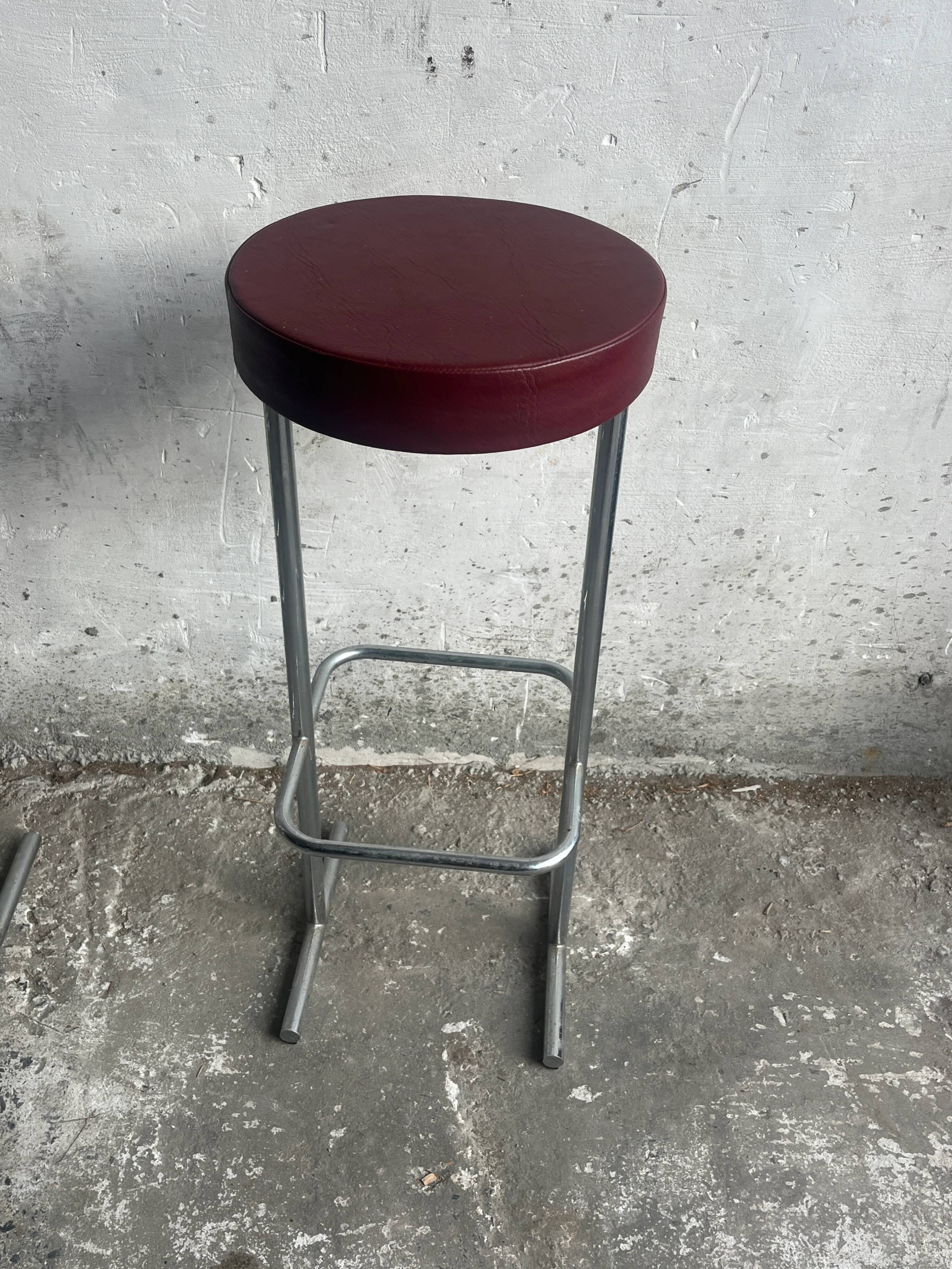 Ensemble de 4 tabourets de bar industriels – sièges bordeaux (années 1980)