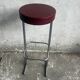 Ensemble de 4 tabourets de bar industriels – sièges bordeaux (années 1980)