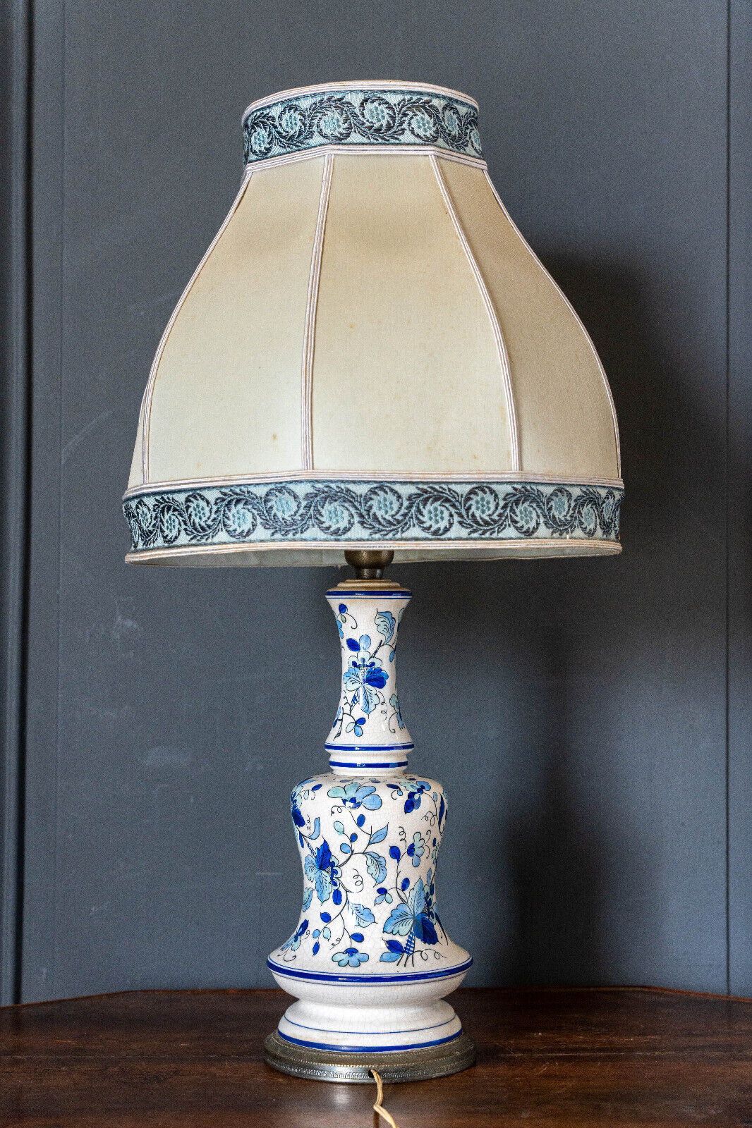 Blue and white ceramic lamp Floral decoration XXth Velvet lampshade