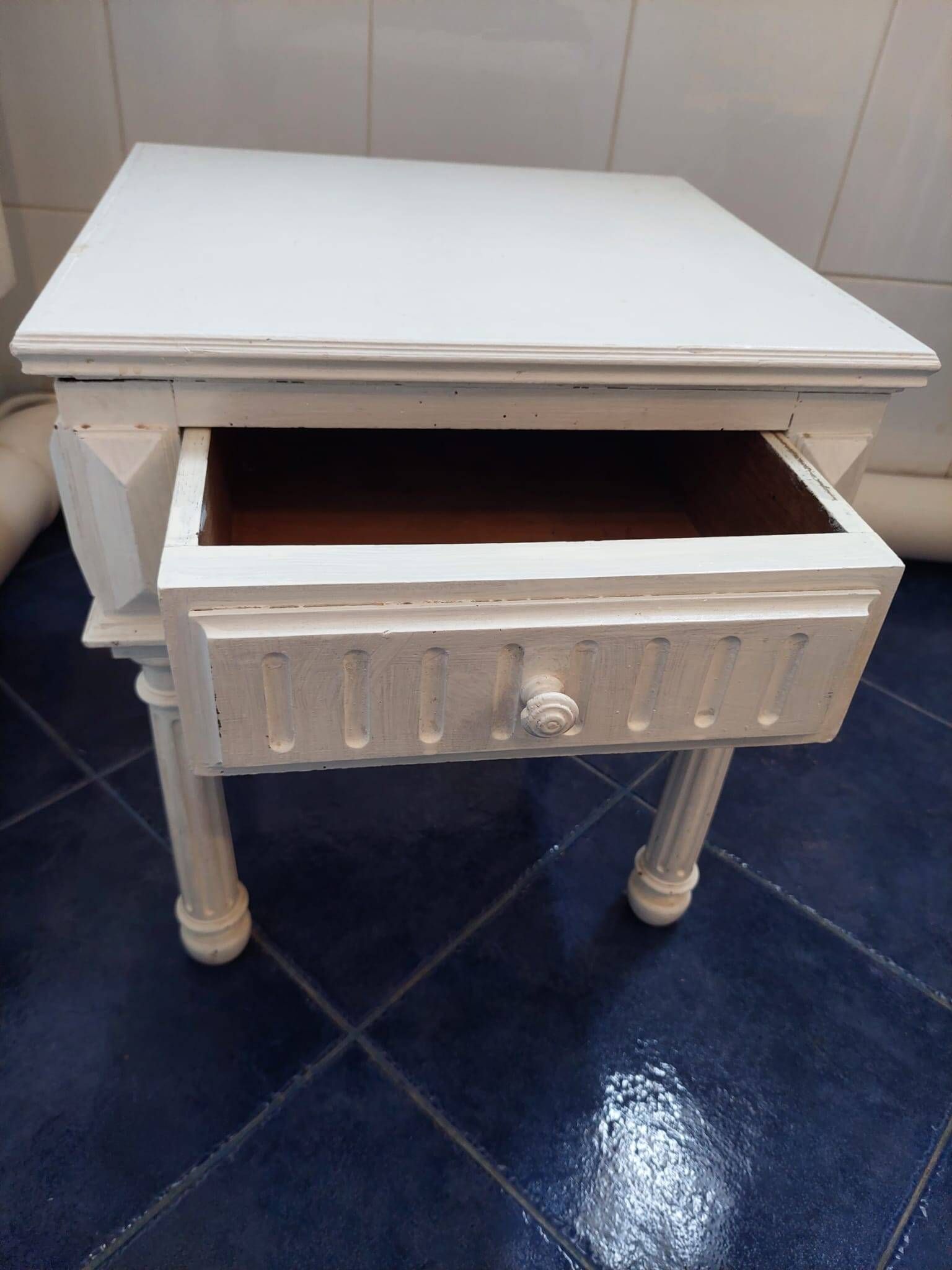 Coffee or night table in white painted wood with colonnade legs and one drawer