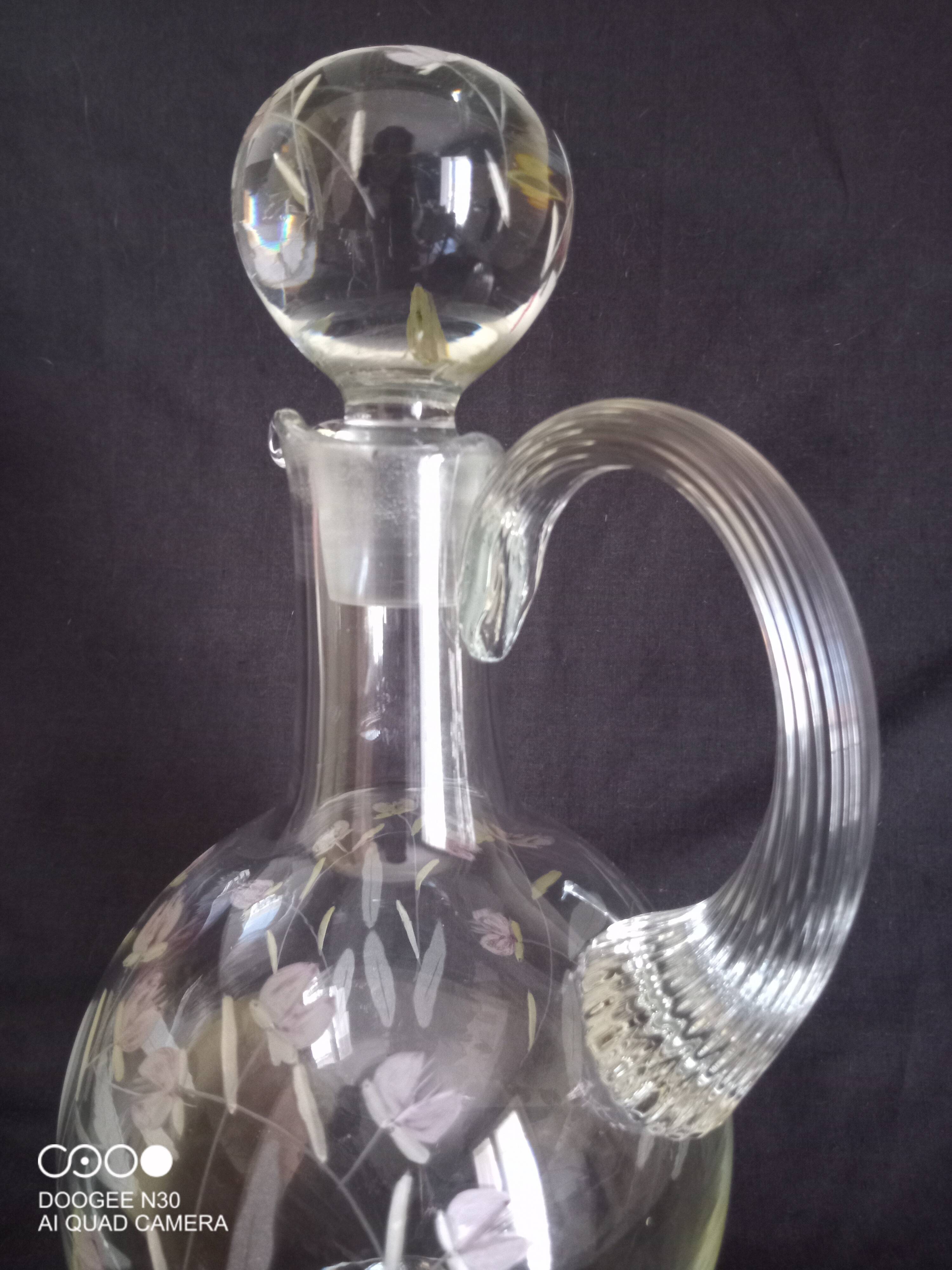 Carafe à vin sur pied, en verre taillé et émaillé