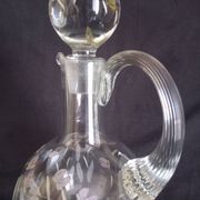 Carafe à vin sur pied, en verre taillé et émaillé