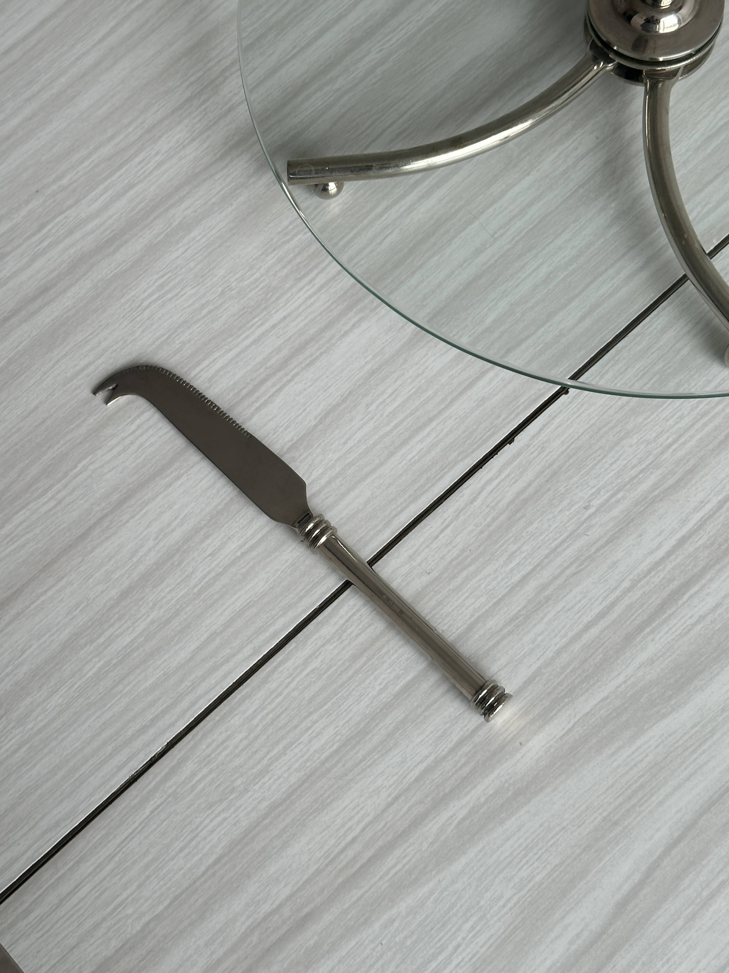 Plateau à fromages en verre et métal argenté