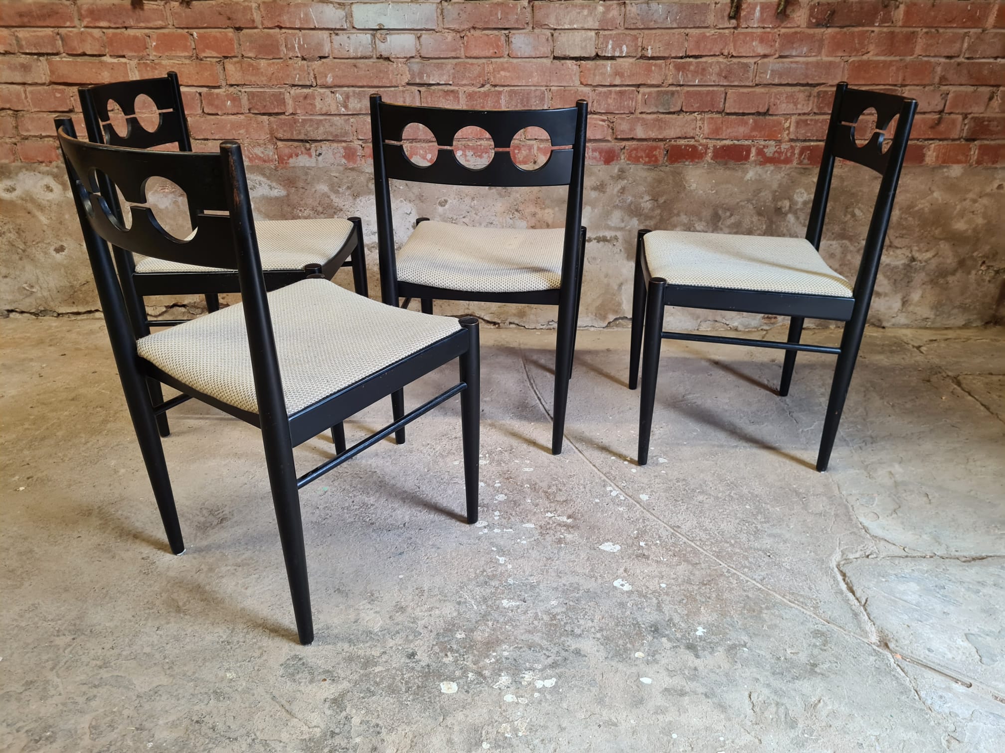 4 vintage wooden chairs 70"