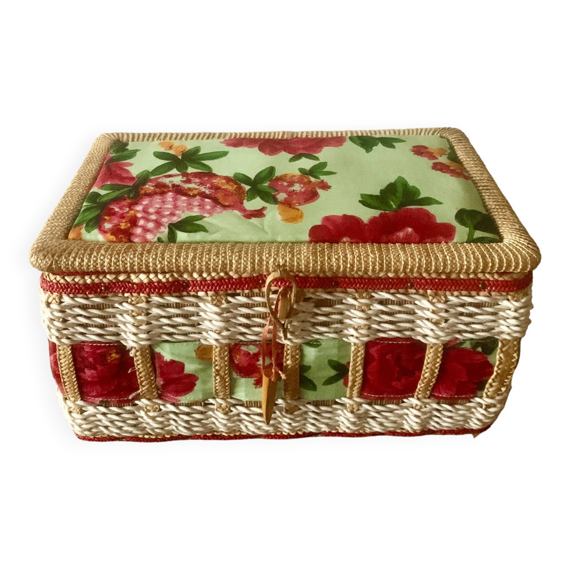 Vintage sewing basket in rattan and floral fabric