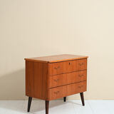 Commode vintage avec poignées métalliques