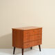 Commode vintage avec poignées métalliques