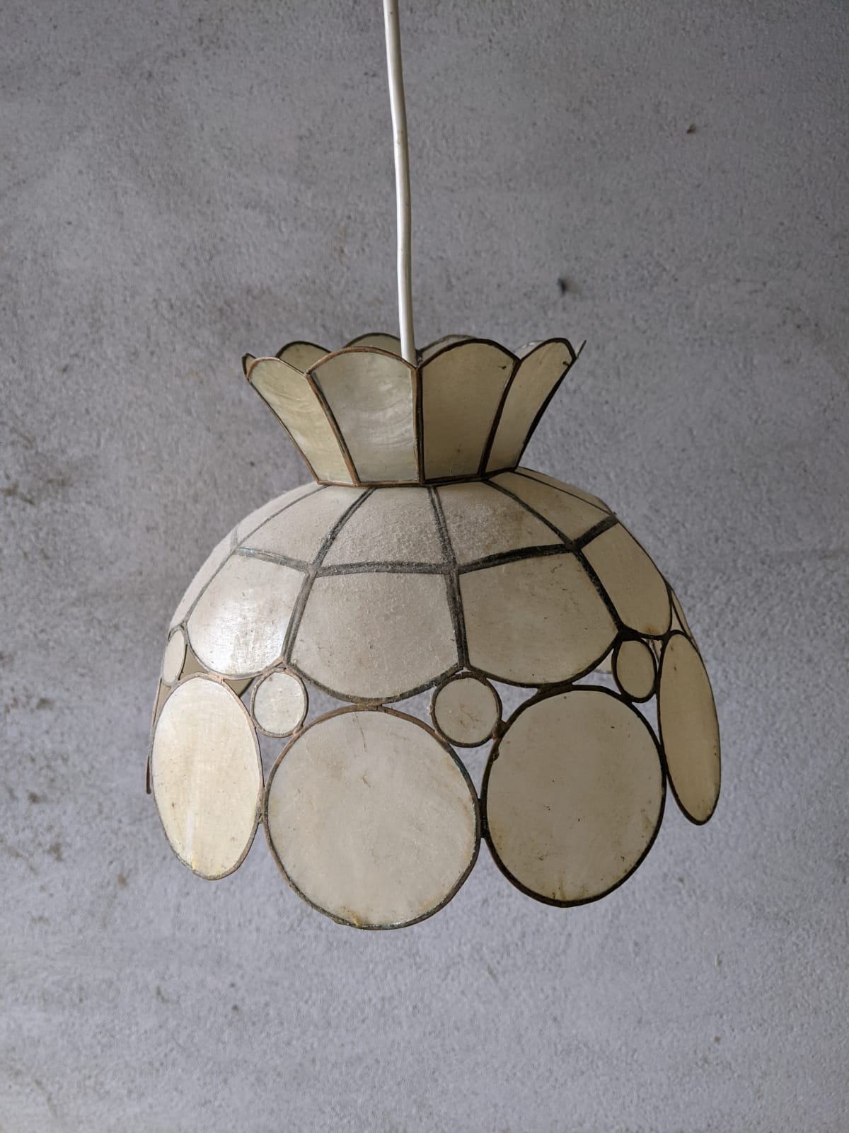 Suspension in mother-of-pearl and brass flower shape