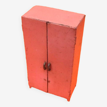 Années 1950 mobilier de poupée armoire industrielle tôle laquée rose