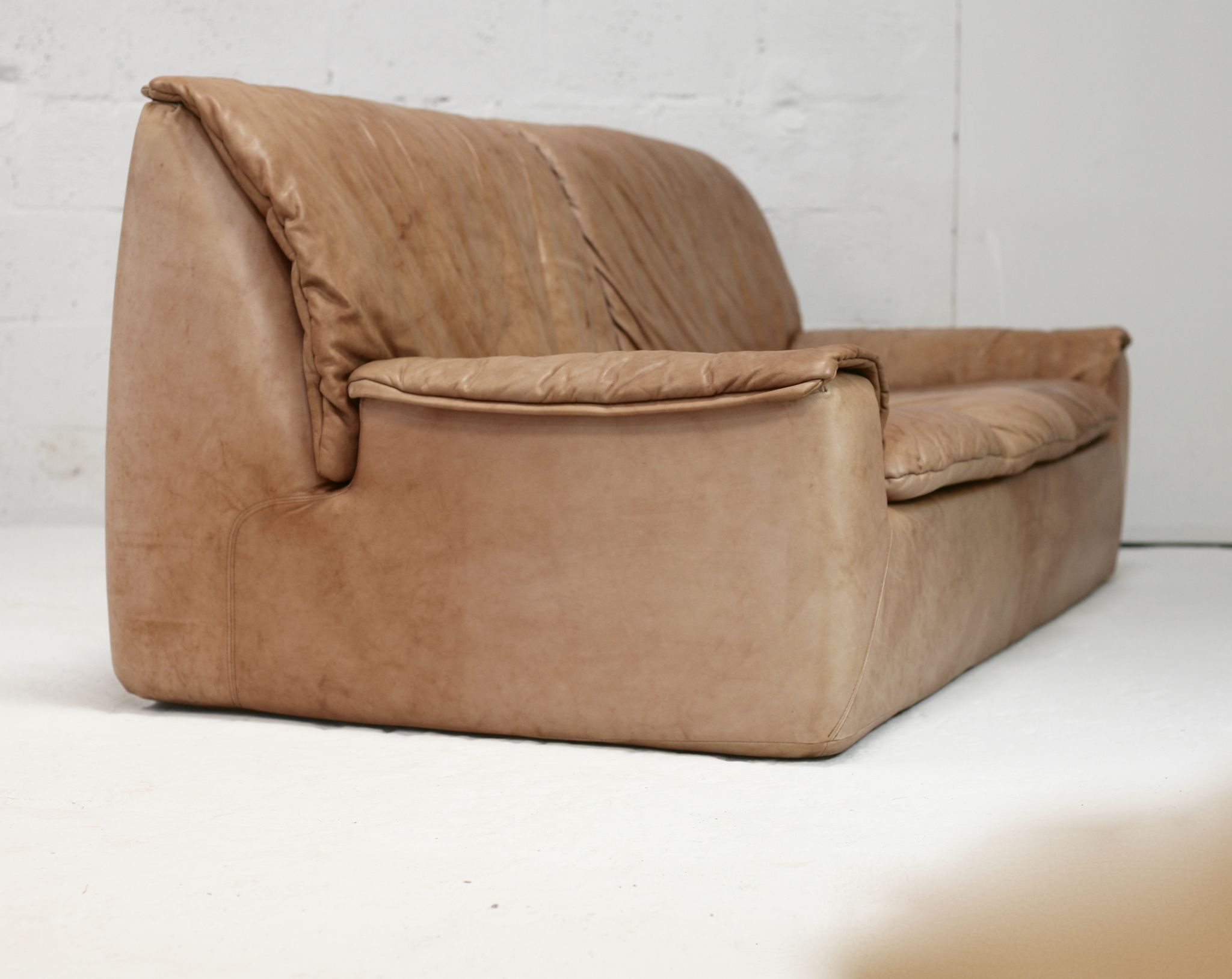 Cinna sofa. Circa 1970. Foam and "caramel" leather. 3 seats.