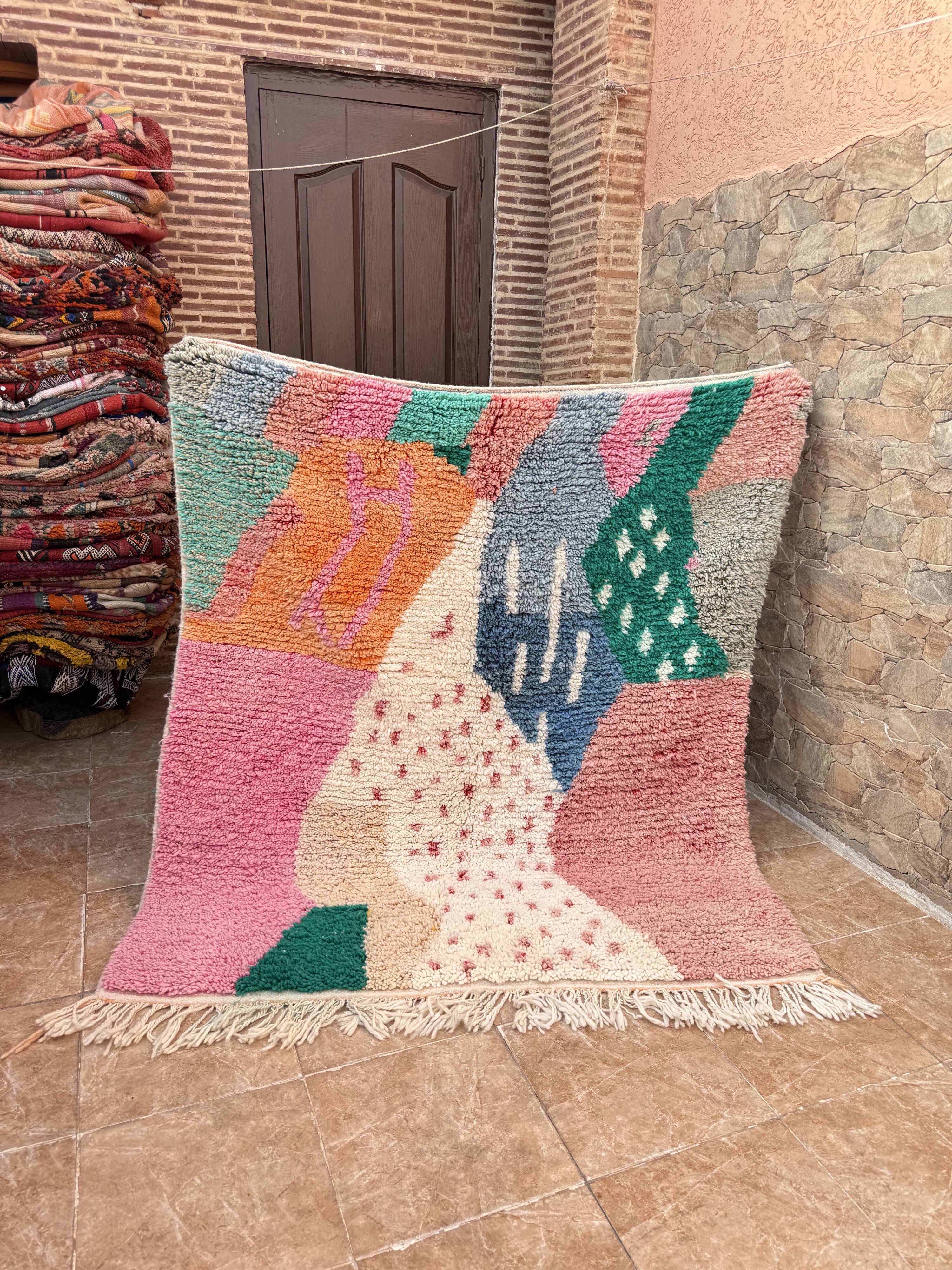 Handmade Azilal Berber rug: Moroccan rug made from sheep wool.